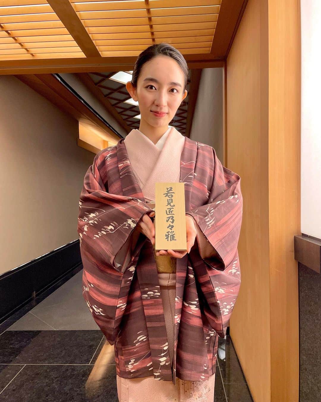 辻祐香のインスタグラム：「. 嬉しい事がありまして☺️  この度、名取試験を経て 「若見匠　乃々雅」(わかみしょう ののか) という素敵なお名前を頂き、 日本舞踊 若見匠流のお名取となりました。  お名前を頂くというのは書けば簡単なのですが、その流派一門の家族になるということで。この名に恥じぬようより一層身の引き締まる思いです。  乃々雅の"雅''はわたしの先生である祐雅先生のお名前から一文字頂きました。  御宗家から現家元、現家元から祐雅先生、祐雅先生からわたしに繋がり続けている精神はきっと他のどこでも感じられないもので。  技術や知識はもちろん必要ですが、もっと大切な、まあるくて、温かくて、素直な、魂が喜ぶような、そんな踊りを、そして人生を送れたらと思います。  いつまでも初心を忘れずに。 これからがとても楽しみです😊」