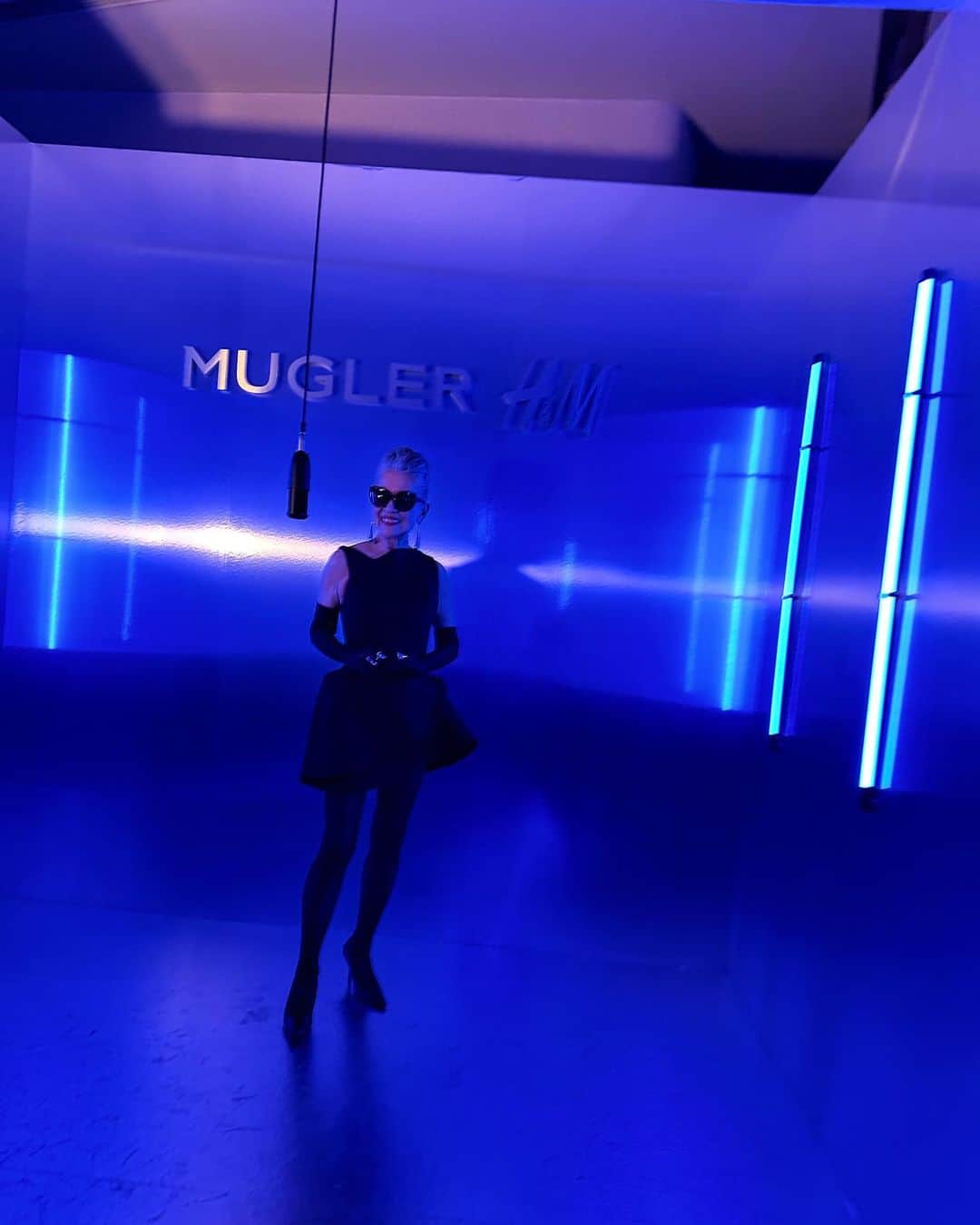 内藤朝美さんのインスタグラム写真 - (内藤朝美Instagram)「Thank you for a very unusual, thrilling, and fun night! @hm @muglerofficial   hmとミュグレーのコラボコレクションが5月11日発売。 年齢、性別、環境問わずファッションが好き‼︎と言う空気感に満ちたコレクション、そしてイベントでした。ファッション最高‼️  #HandM #hm #mugler #MuglerHM #エイチアンドエム #HM銀座並木通り店   5月11日にはコレクション発売と共にHM銀座並木通り店がグランドオープン。  ファッションずーっと好きだった自分へのご褒美かな？と思える様なギフトが。 あのファッションアイコンでもある中島さんが一緒に写真を撮って下さったの。兎に角優しい方で、本当に嬉しくて嬉しくて昨日はなかなか寝つけませんでした🙏🏻  皆さまありがとう♡」5月10日 20時53分 - naito_saori
