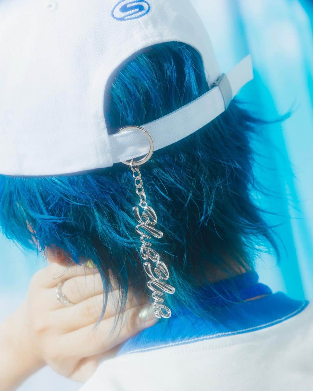 SIRUPさんのインスタグラム写真 - (SIRUPInstagram)「爆裂イケてるツアーグッズ公開するぜ！？ヤバいよね？  [BLUE BLUR CAP] Color：WHITE / BLACK Size：頭周り 約54cm〜60cm ¥3,500 (tax in)  ▼Credits Photo : haruta @harutaaaaaaa Hair : TAKAI @rr_takai_  Designer : Masaki Watanabe (maxilla) @masakebab @maxillajp  ▼channel SIRUP プレミアム会員先行発売 2023年5月13日（土）21:00~スタート  channel SIRUP プレミアム会員登録はこちら https://c-rayon.com/result/sirup/  ▼一般発売 2023年5月17日（水）21:00スタート https://www.asmart.jp/shop/sirup  asmart事前に登録すると購入がスムーズになります👌🏻  #BLUEBLURTOUR #ブルブラツアー」5月10日 21時05分 - sirup_insta