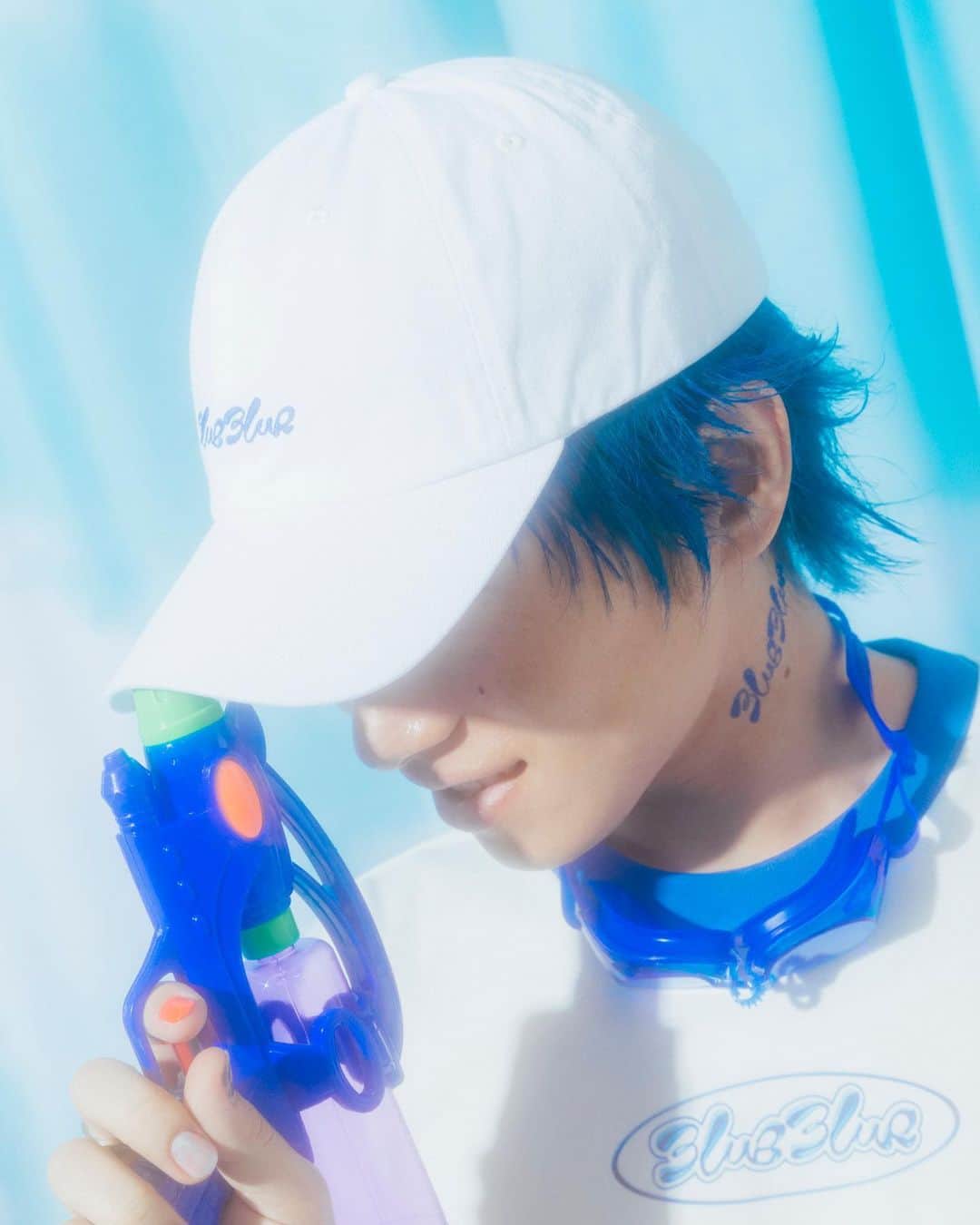 SIRUPのインスタグラム：「爆裂イケてるツアーグッズ公開するぜ！？ヤバいよね？  [BLUE BLUR CAP] Color：WHITE / BLACK Size：頭周り 約54cm〜60cm ¥3,500 (tax in)  ▼Credits Photo : haruta @harutaaaaaaa Hair : TAKAI @rr_takai_  Designer : Masaki Watanabe (maxilla) @masakebab @maxillajp  ▼channel SIRUP プレミアム会員先行発売 2023年5月13日（土）21:00~スタート  channel SIRUP プレミアム会員登録はこちら https://c-rayon.com/result/sirup/  ▼一般発売 2023年5月17日（水）21:00スタート https://www.asmart.jp/shop/sirup  asmart事前に登録すると購入がスムーズになります👌🏻  #BLUEBLURTOUR #ブルブラツアー」