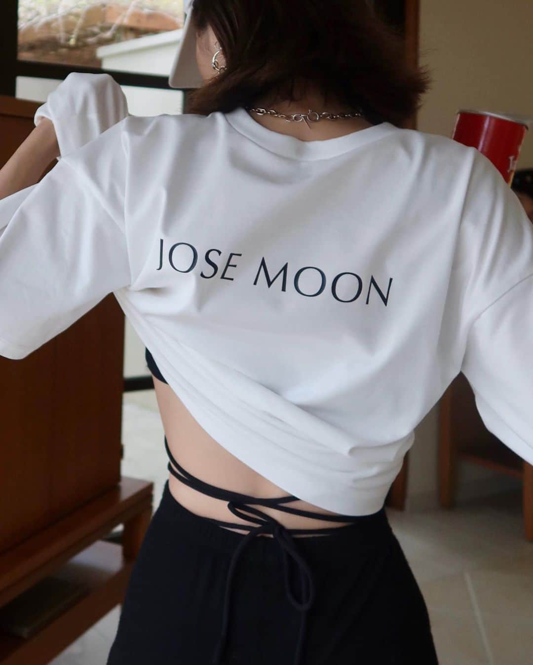 梯真奈美さんのインスタグラム写真 - (梯真奈美Instagram)「🐥  @_josemoon_ Tシャツできました♡ ハリ感とオーバーサイズが可愛い1枚。 上質な日本製生地を使用していて着心地が良い上に 透け感も気にならないとゆう嬉しいポイントも。  明日もお問合せ多数の新作が発売なので ぜひぜひお楽しみにです🥰  #JOSEMOON」5月10日 20時57分 - official_manami
