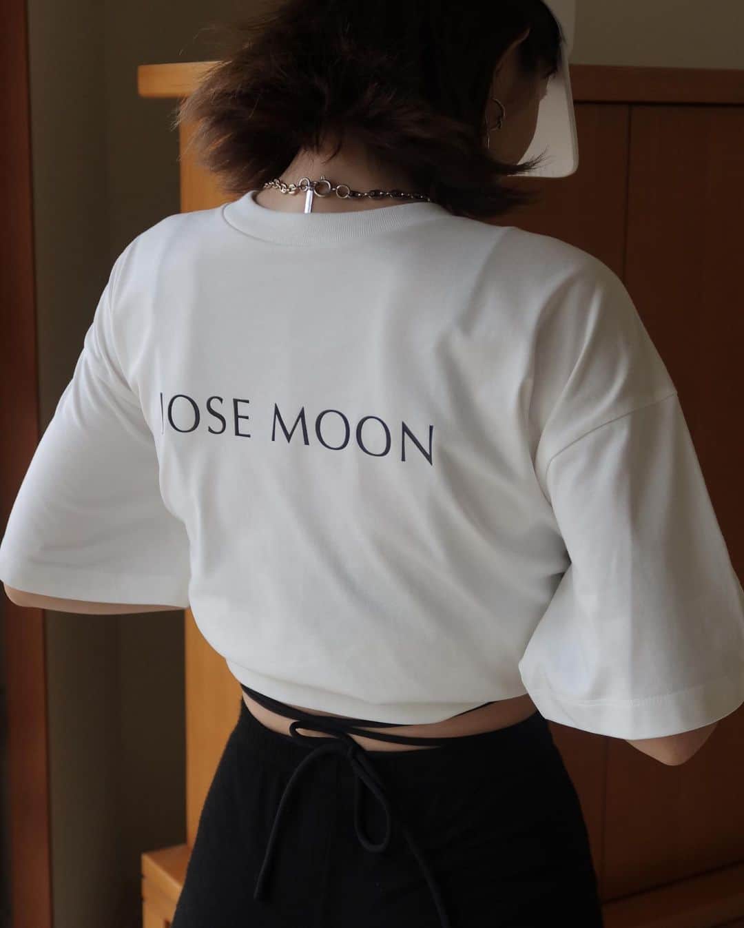 梯真奈美さんのインスタグラム写真 - (梯真奈美Instagram)「🐥  @_josemoon_ Tシャツできました♡ ハリ感とオーバーサイズが可愛い1枚。 上質な日本製生地を使用していて着心地が良い上に 透け感も気にならないとゆう嬉しいポイントも。  明日もお問合せ多数の新作が発売なので ぜひぜひお楽しみにです🥰  #JOSEMOON」5月10日 20時57分 - official_manami