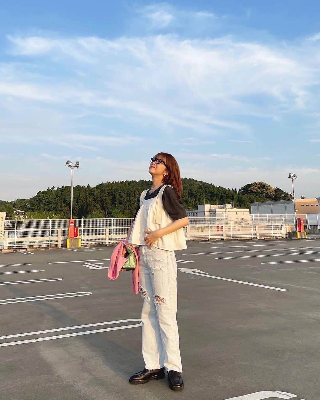 佐藤優津季のインスタグラム：「. クラッシュデニムを甘めのモノに合わせるの好き🐣💛 夏はタンクトップ1枚に合わせたいなーんっ #upperhights #アッパーハイツ #guestlisttokyo #ゲストリスト #PR」