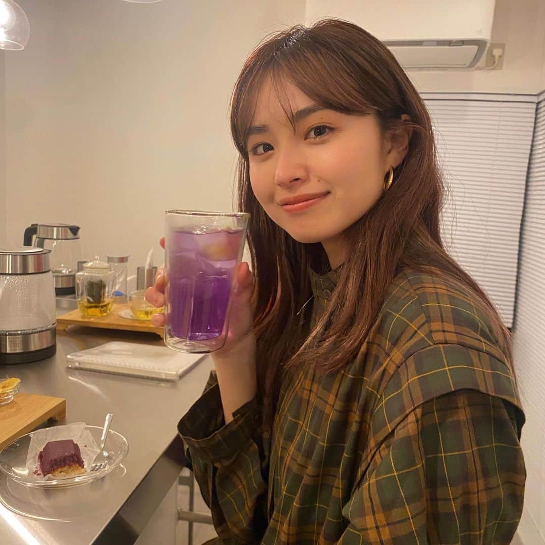 脇田もなりのインスタグラム：「春頃の土砂降りの日に笑 茶ノ花研究室に行ってきました💐 見たことないお茶沢山あって 研究員さんにおすすめのおいしいお茶作ってもらいました✨ アルコールもある！！！👀 東京赤坂にある隠れ家のようなお茶研究所🍵  #お茶 #お茶屋 #🫖 #東京 #赤坂 #赤坂グルメ#お茶研究所」