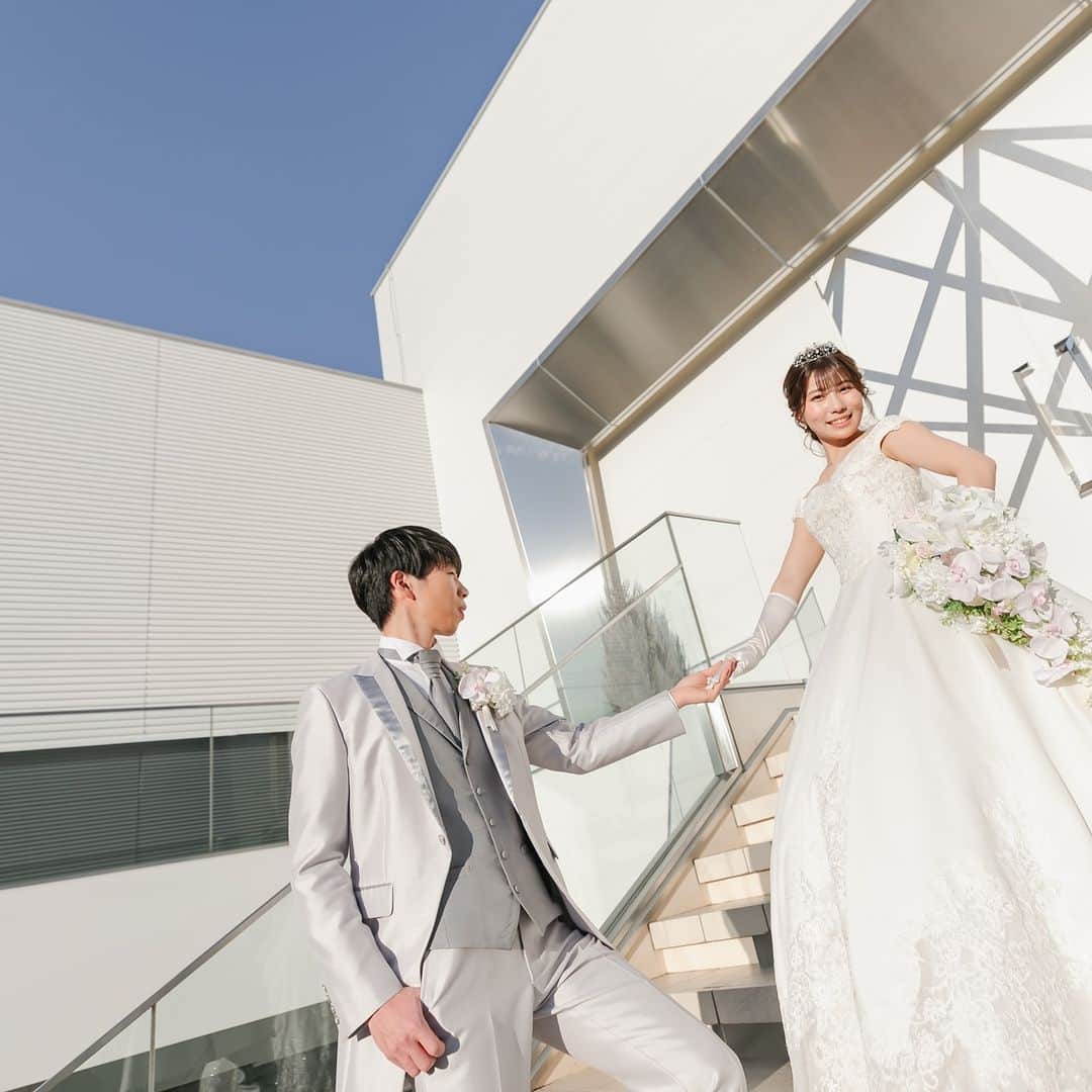 【公式】アルカンシエルリュクスマリアージュ名古屋さんのインスタグラム写真 - (【公式】アルカンシエルリュクスマリアージュ名古屋Instagram)「【青空撮影🌞】  8階には人気スポットの大階段✨ 晴れている時には 青空のもと　階段をバックにドレスも映える撮影も❕❕  "名駅徒歩5分の結婚式場💒✨  『#感謝を、式のまんなかに。』をテーマに、青空を貸切る祝福のステージと上質な空間で生まれる、ゲストとの忘れられない一日のつくりかたを紹介しています💓  👇🏻をタップ🌈👣 @arcenciel.luxenagoya  #ロケフォト #ロケーションフォト #ウェディングドレス #カラードレス #前撮り #前撮りポーズ #前撮りレポ #前撮り写真 #前撮り指示書 #前撮り撮影 #ウエディングレポ #ウェディングレポ #ウェディングレポート #ウエディングレポート #アルカンシエル #アルカンシエルluxemariage名古屋 #アルカン花嫁 #東海花嫁  #東海プレ花嫁 #名古屋花嫁 #名古屋プレ花嫁 #名古屋ウエディング #名古屋ウェディング #名古屋結婚式 #名古屋結婚式場 #愛知結婚式 #日本中のプレ花嫁さんと繋がりたい #2023春婚 #2023秋婚」5月10日 21時00分 - arcenciel.luxenagoya