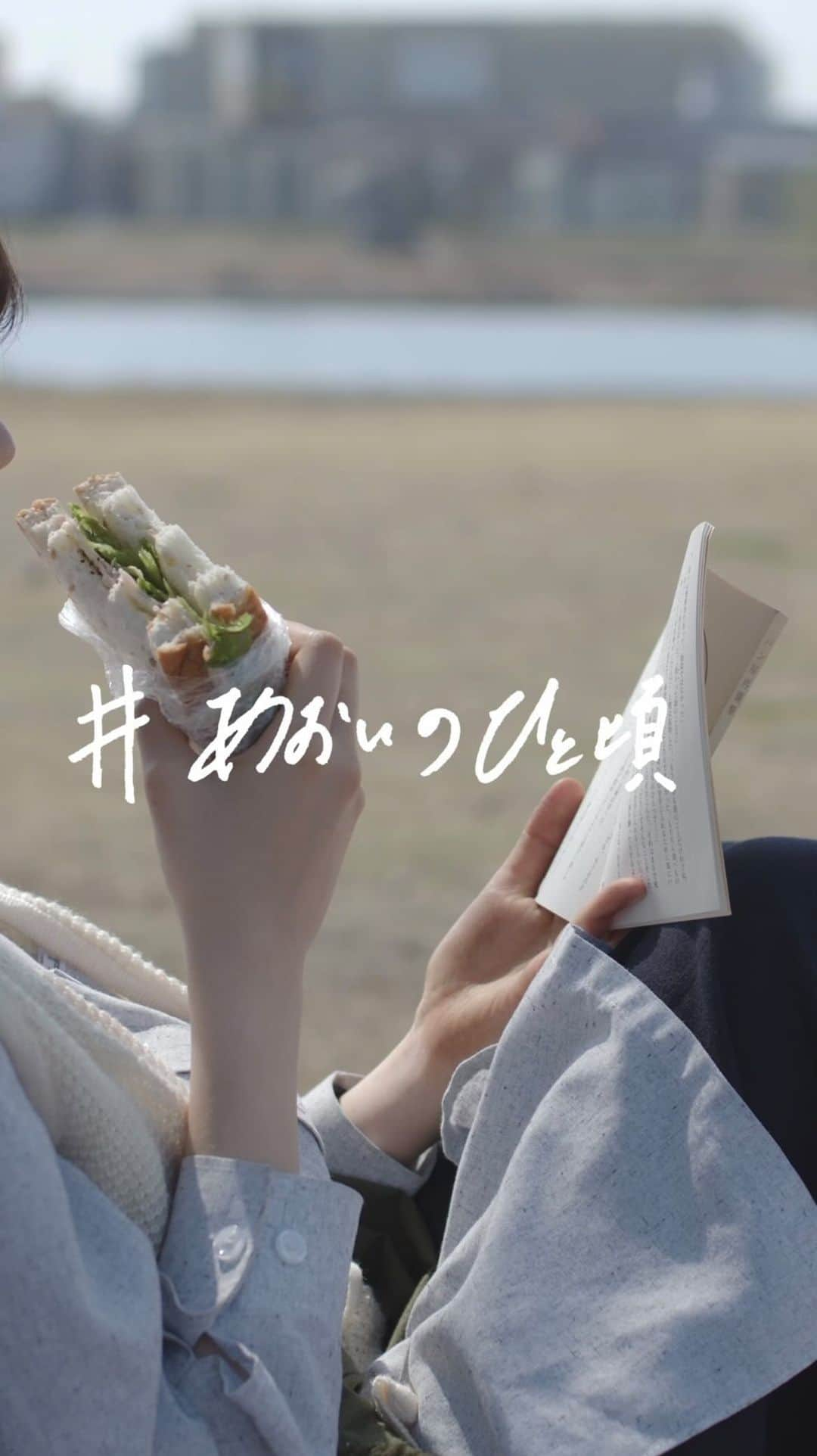 葵うたののインスタグラム：「本とコーヒーとサンドイッチ🥪 具はシンプルにレタスとチーズとベーコンです。味付けはオリーブオイルとお塩で完璧  #あおいのひと頃」