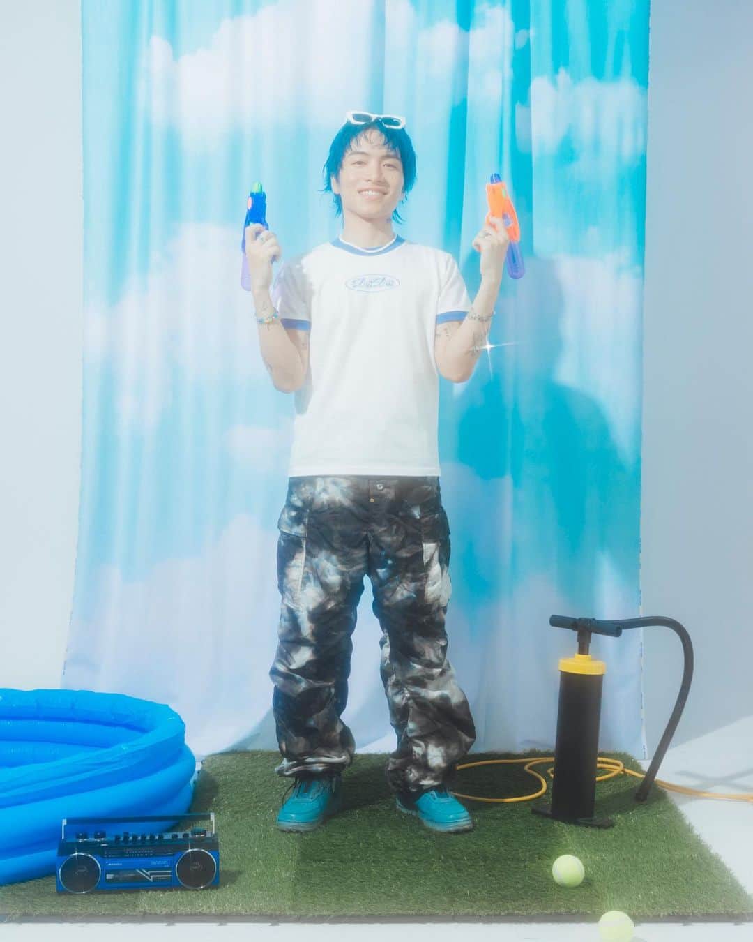 SIRUPのインスタグラム：「爆裂イケてるツアーグッズ公開するぜ！？  [BLUE BLUR T-SHIRT] Color：WHITE / BLACK Size：cm S：身丈 63 / 身幅 49 / 肩幅 42 / 袖丈18 M：身丈 68 / 身幅 54 / 肩幅 46 / 袖丈22 L：身丈 72 / 身幅 57 / 肩幅 50 / 袖丈22 XL：身丈 75 / 身幅 62 / 肩幅 55 / 袖丈23 ¥5,000 (tax in)  ▼Credits Photo : haruta @harutaaaaaaa Hair : TAKAI @rr_takai_  Designer : Masaki Watanabe (maxilla) @masakebab @maxillajp 　 [Model] Black : Dan / 150cm @danbabeboo ※T-SHIRT2種どちらもSサイズを着用 White: SIRUP ※T-SHIRT2種どちらもSサイズを着用  ▼channel SIRUP プレミアム会員先行発売 2023年5月13日（土）21:00~スタート  channel SIRUP プレミアム会員登録はこちら https://c-rayon.com/result/sirup/  ▼一般発売 2023年5月17日（水）21:00スタート https://www.asmart.jp/shop/sirup  asmart事前に登録すると購入がスムーズになります👌🏻  #BLUEBLURTOUR #ブルブラツアー」