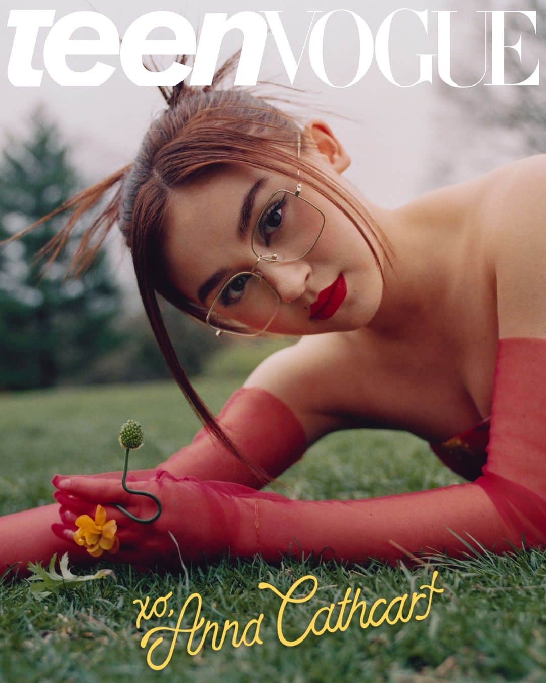 Teen Vogueのインスタグラム：「Introducing our May cover star, Anna Cathcart (@annacathcart) 🌻💕🌸  The 19-year-old is starring in the “To All the Boys I Loved Before" spinoff series, @xokittynetflix is already on the precipice of seeing her biggest dreams come true. “When I watched the first episode, I was under my blanket, holding my teddy bear by myself, being like, ‘I’m going to watch this for me because it’s a big moment.’” Anna speaks with @meeshkakim on sisterhood, on-screen representation and not having all the answers at the link in bio ✨  🖋: @meeshkakim 📸: @anameizing Photo Assistant: @sangwoo_suh Photo Assistant: @keegan_keith Stylist: @shebiaan Hair: @chika_nishiyama Makeup: @ittts_sena Nails: @wuwunails Prop Stylist: @_selena.liu  Location: @brooklynbotanic  Producer: @chloesnowa Art & Design Director: @emilyzirimis Talent Director: @eugeneshevertalov Designer: @lizcoulbourn Executive Editor: @danikwateng Senior Culture Editor: @claire_ifying Culture Editor: @kaitmcnab Senior Fashion Editor: @tchesmeni  Associate Fashion Designer: @kath_thom  Assistant Fashion Editor: @taschaberko」
