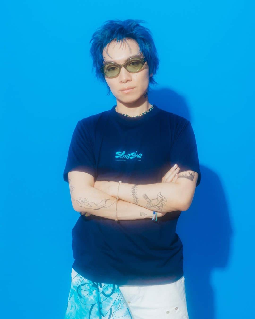 SIRUPさんのインスタグラム写真 - (SIRUPInstagram)「爆裂イケてるツアーグッズ公開するぜ！？ヤバいだろ？  [BLUE BLUR SONG TITLES T-SHIRT] ※channel SIRUP プレミアム会員限定 Color：WHITE / NAVY Size：cm XS：身丈 62 / 身幅 47 / 肩幅 38 / 袖丈 20 S：身丈 66 / 身幅 50 / 肩幅 42 / 袖丈 21 M：身丈 70 / 身幅 53 / 肩幅 46 / 袖丈 22 L：身丈 74 / 身幅 56 / 肩幅 50 / 袖丈 23 ¥5,000 (tax in)  ▼Credits Photo : haruta @harutaaaaaaa Hair : TAKAI @rr_takai_  Designer : Masaki Watanabe (maxilla) @masakebab @maxillajp  [Model] White : Dan / 150cm @danbabeboo ※T-SHIRT2種どちらもSサイズを着用 NAVY : SIRUP ※T-SHIRT2種どちらもSサイズを着用  ▼channel SIRUP プレミアム会員先行発売 2023年5月13日（土）21:00~スタート  channel SIRUP プレミアム会員登録はこちら https://c-rayon.com/result/sirup/  ▼一般発売 2023年5月17日（水）21:00スタート https://www.asmart.jp/shop/sirup  asmart事前に登録すると購入がスムーズになります👌🏻  #BLUEBLURTOUR #ブルブラツアー」5月10日 21時04分 - sirup_insta