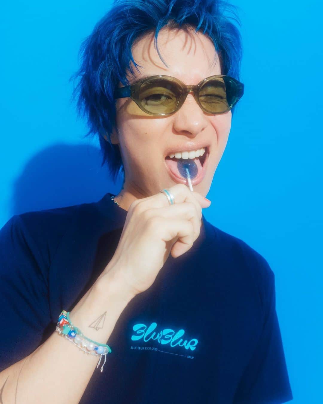 SIRUPのインスタグラム：「爆裂イケてるツアーグッズ公開するぜ！？ヤバいだろ？  [BLUE BLUR SONG TITLES T-SHIRT] ※channel SIRUP プレミアム会員限定 Color：WHITE / NAVY Size：cm XS：身丈 62 / 身幅 47 / 肩幅 38 / 袖丈 20 S：身丈 66 / 身幅 50 / 肩幅 42 / 袖丈 21 M：身丈 70 / 身幅 53 / 肩幅 46 / 袖丈 22 L：身丈 74 / 身幅 56 / 肩幅 50 / 袖丈 23 ¥5,000 (tax in)  ▼Credits Photo : haruta @harutaaaaaaa Hair : TAKAI @rr_takai_  Designer : Masaki Watanabe (maxilla) @masakebab @maxillajp  [Model] White : Dan / 150cm @danbabeboo ※T-SHIRT2種どちらもSサイズを着用 NAVY : SIRUP ※T-SHIRT2種どちらもSサイズを着用  ▼channel SIRUP プレミアム会員先行発売 2023年5月13日（土）21:00~スタート  channel SIRUP プレミアム会員登録はこちら https://c-rayon.com/result/sirup/  ▼一般発売 2023年5月17日（水）21:00スタート https://www.asmart.jp/shop/sirup  asmart事前に登録すると購入がスムーズになります👌🏻  #BLUEBLURTOUR #ブルブラツアー」
