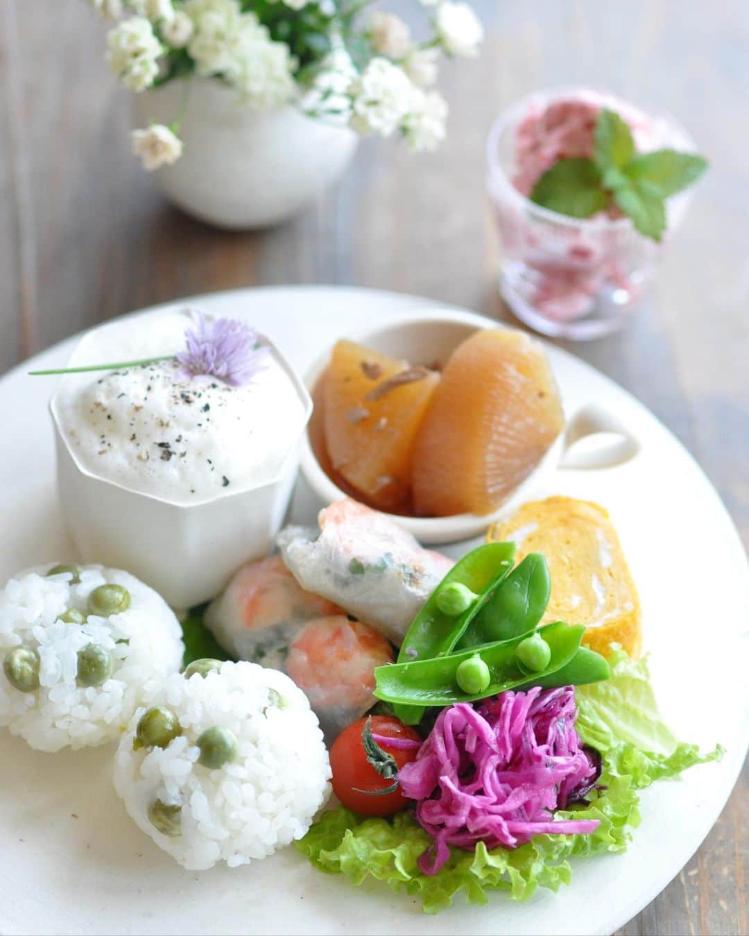 masayoのインスタグラム：「2023.5.10  + お弁当の残りで ワンプレートランチ。 ・ 豆ごはんのおにぎり 海老の春巻き 卵焼き 大根とツナ煮 ビシソワーズ サラダ ・ 海老の春巻きは 生春巻きの皮で巻いて 焼いてあるので もっちり感が美味しい♪ ・ デザートに冷凍してある いちごを撹拌して生クリームを 混ぜた即席アイスクリーム。 ・」