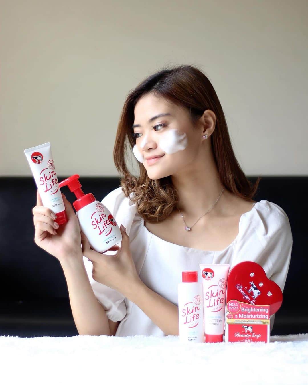 のインスタグラム：「Hai haii!  Wajah kering, kusam, dan berjerawat itu musuh bebuyutan kita, terutama kalo lagi ada photoshoot yaa 🥺  Tapi jangan khawatir, ada SkinLife by @cowstyleid yang siap bantu! Sabun pencuci wajah ini tuh long seller brand dari Jepang, udah 60 tahunan. Ga cuma membersihkan tetapi juga mencegah dan mengatasi jerawat. Mengandung Cica, Hatomugi, dan Vitamin C, SkinLife membuat wajah bersih, lembut, dan tetap lembab.   Aku rekomen banget SkinLife Foaming Facial Wash pump, karena gampang dipakai, tinggal pump langsung keluar busa berlimpah 😍   Cek ignya atau kunjungi website Cow Style Indonesia cow-style.co.id atau link di bioku ya, lagi  ada banyak promo! ❤️  #CowStyleIndonesia #SkinLife #CowStyleBeauty #CumaCowdiHatiku #JapaneseSoap #AcneCare」
