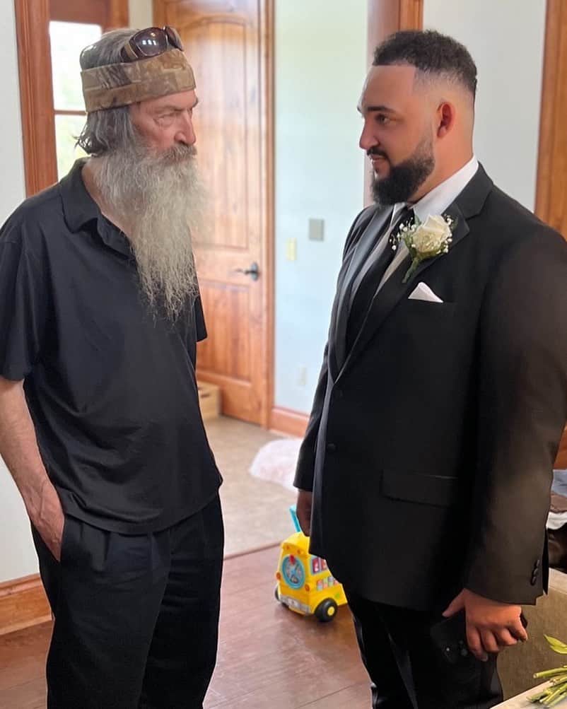 コリー・ロバートソンのインスタグラム：「@willr0b expression is priceless 🥹 This pic reminds me of this psalm “One generation commends your works to another; they tell of your mighty acts.” Psalms‬ ‭145‬:‭4‬ ‭   Will’s full name is Willie Alexander…Willie, after his dad @realwilliebosshog and Alexander after his Papaw Phil Alexander @officialphilrobertson What a gift to have generations passing down even more than a name but a strong legacy of faith.」