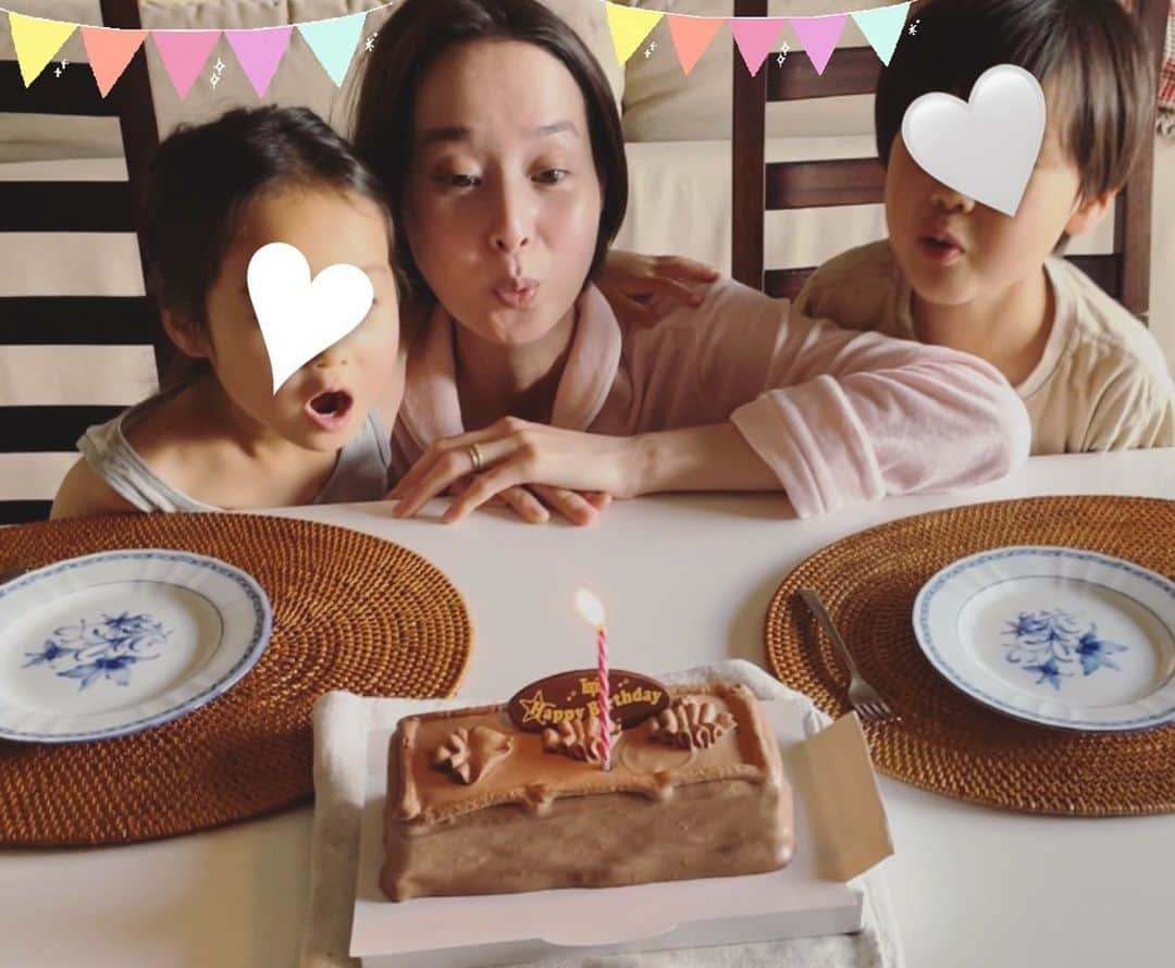 中原歩さんのインスタグラム写真 - (中原歩Instagram)「* ゴールデンウィーク最終日に誕生日をお迎えました✨ 実家にてパジャマにスッピン、娘は肌着という最高にリラックスした状態でお祝いしてもらいました😂 久しぶりに食べたトップスのケーキ美味しかったな〜❤️ 今年も心身の健康を大切に頑張りたいなと思ってます。 * * #誕生日 #41歳になりました  #GWお疲れ様でした #楽しいけど私は疲れたよ笑」5月10日 12時05分 - nakahara_ayumi
