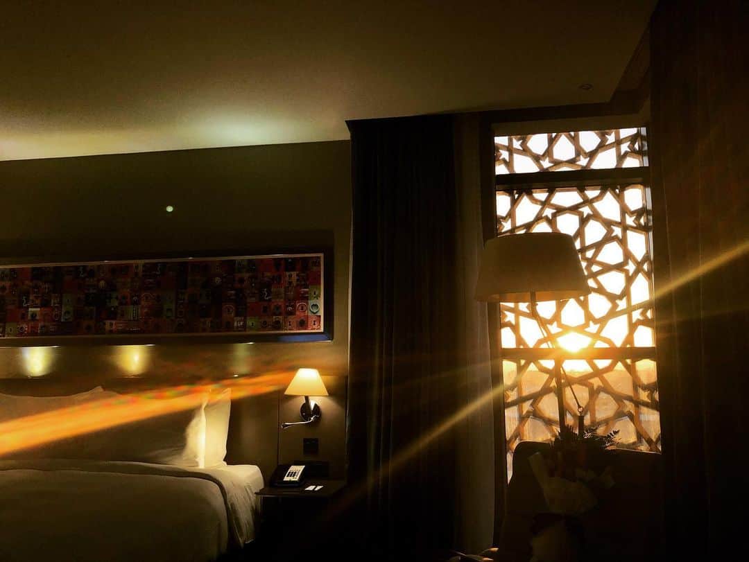 奥井雅美さんのインスタグラム写真 - (奥井雅美Instagram)「ジェッダ到着。 朝陽🌇 エジプトと近いせいか？エジプトの朝陽と似たようなエネルギーを感じる。 こちら朝の6時です。 これから朝ごはん食べて寝ます　笑 リハーサルは真夜中の予定🎤」5月10日 12時07分 - masamiokui