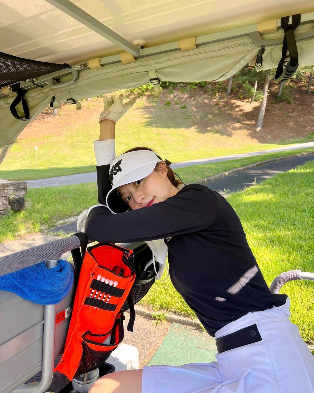 ぺ・ユンギョンのインスタグラム：「🐥⛳️☀️ 빠른퇴장... 🐾🏌🏻‍♀️」