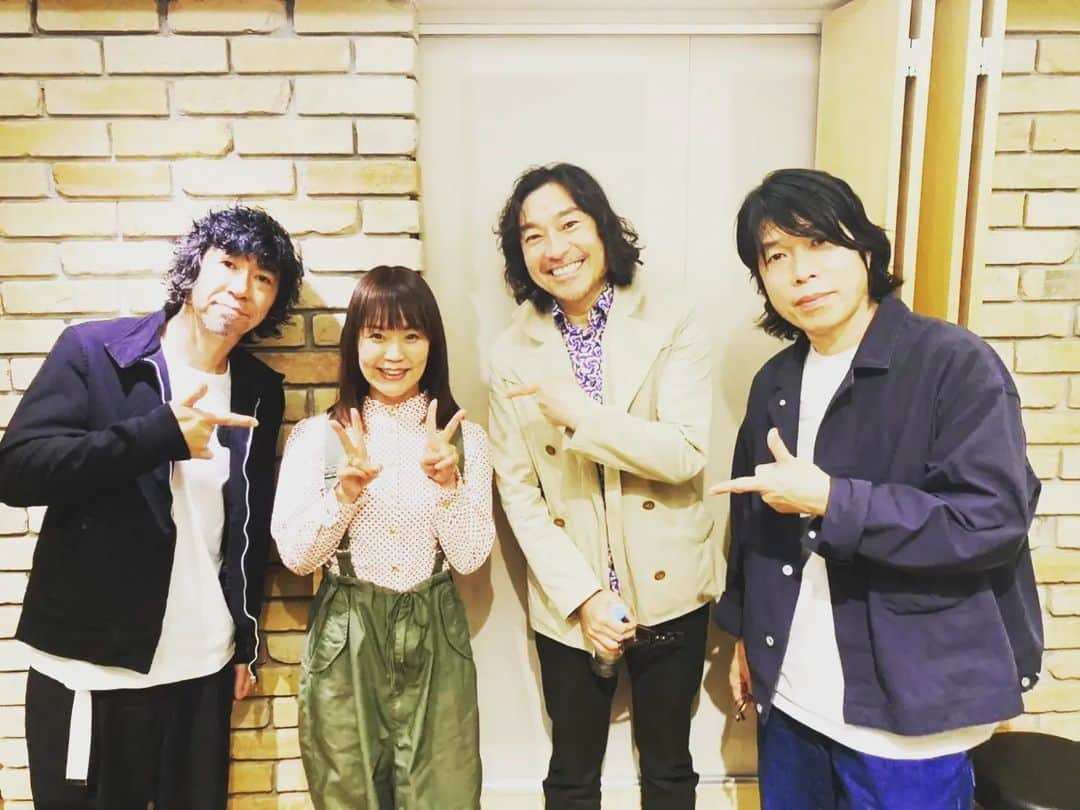 川原ちかよさんのインスタグラム写真 - (川原ちかよInstagram)「インタビューとは不思議なもので。 自分の出来(自己評価)と、 リスナーさん評価は、 必ずしも一致するとは限りません。 (もちろん、一致することもあります！)  手応えあった！と思っていても、 反応はいまいちのこともあれば、 反省モードやけど、反響あり！！ と言う場合もある。  今回のウルフルズは、 どちらかと言うと後者で。  反省モードと言うか、 もっと違うアプローチすればよかったかしら？？ と思ったりしていたのですが。  おもしろい！ 濃い！ トータスさん、絶好調！ 他にはない話しが聞けた！ など、 嬉しいメッセージをたくさんもらいました。  ありがとうございました！  今回は間もなく開催！ ワンマン野外ライブ「ヤッサ！」のお話しと言うことで、これまでを振り返ったのですが。 私、欠席が1回でした！ すごい！立派なコアファンやわ(笑)  が、しかし、ウルフルズは、 そしてヤッサ！は、 コアファンが楽しめるだけではないのです。 お初の人もめちゃくちゃ楽しめる！！  皆さんからもらったメッセージを読んでいたら、 皆、ウルフルズ好きやな(笑) ミスチルのそれとはまた違う、 何て言うか、友達感がある(笑) 友達のことを思う気持ちのような。 ウルフルズと言うバンドの存在も稀有やなぁと思いました。  今年のヤッサ！は5/20(土)。 万博記念公園もみじ川芝生広場！ サンコンさんが「ウルフルズ愛」と言うテーマを掲げてピックアップしたと言う曲たちが、 どんなセットリストになっているのか。 楽しみーーー！！  インタビューでも言いましたが、 幹をサンコンさんが、 枝をウルフルズのメンバーが、 ってことは、 実をつけるの私たちーー！  俺たちは、ウルフルズーー！ お前らは、お客ーーー！  やけども！ ウルフルズ愛は、 お客である私たちも負けてないと言うか、 溢れてますから！！ 皆で楽しんで実をつけましょう！  いや、ほんま、あの曲、 やらへんのかなぁ。気になる。  #ウルフルズ #ヤッサ #αstation」5月10日 12時08分 - chikayo_baby