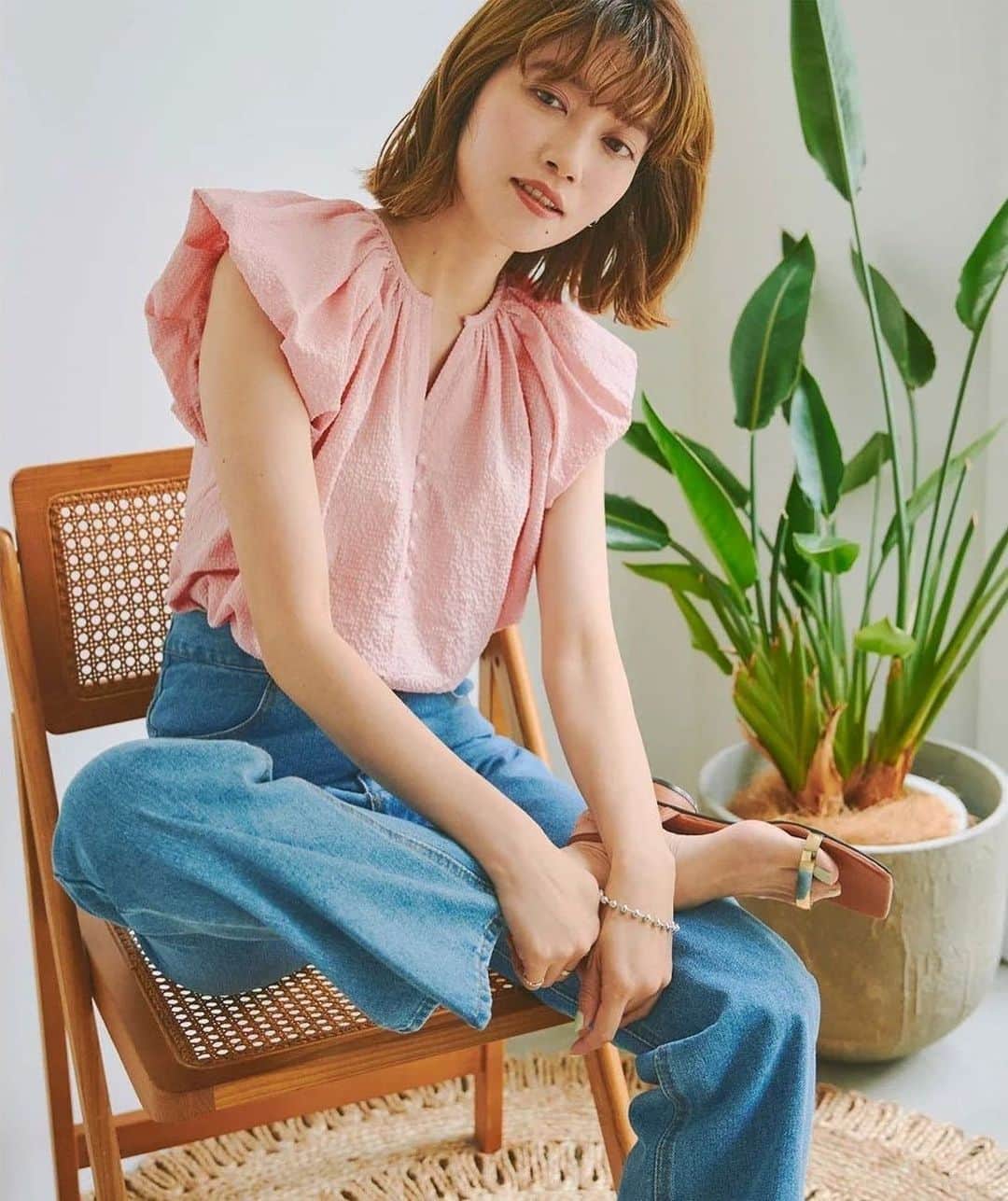 のインスタグラム：「【titivate】  ■パフショルダーギャザーブラウス （ピンク）  パフショルダーのふわっとした女性らしいシルエットが魅力のギャザーボリュームブラウス。  ✓https://bit.ly/41ojbpO  #titivate #ティティベイト #ロコンド #locondo」
