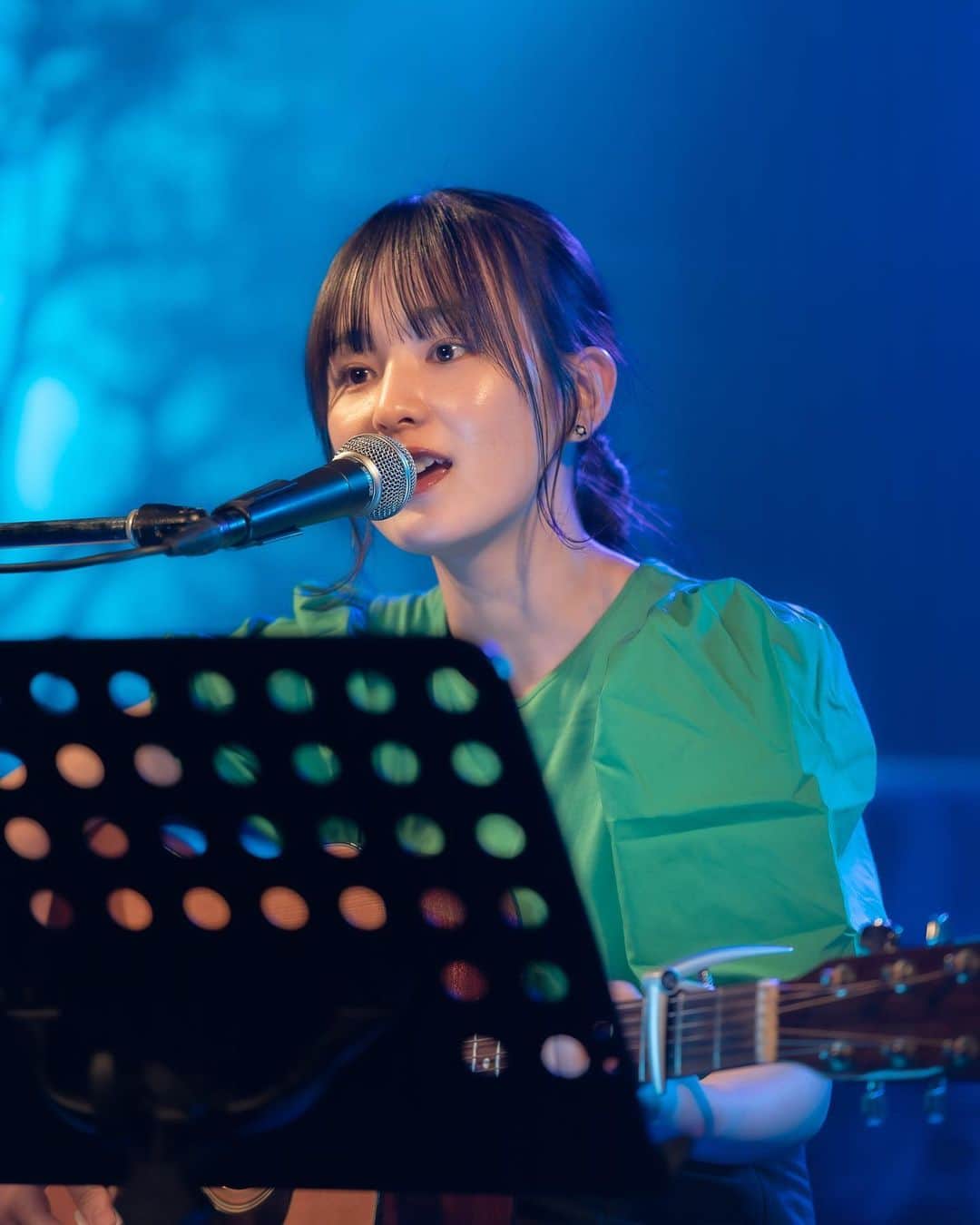 ８２１（ハニー）のインスタグラム：「【RIKO LIVE】告知 ・5/22(月)@渋谷gee-ge ウダガワガールズコレクション  ・6/5(月)@渋谷gee-ge Nyaman Singer Collection 出演します。  --今回、初めて私が作詞したオリジナル曲を披露させていただきました。 地元沖縄にいた頃と、上京してからの私自身の気持ちの変化を書きました。 ギターを始めた時からオリジナル曲を作れたらいいなと思っていたので、こうして皆さんにお届けすることができて凄く嬉しいです！ 22日のライブも、ぜひ遊びに来てください！ お待ちしています🙌🏻　byリコ  -ライブphoto - 松田忠雄さんに撮って頂きました！  #アコギ　#ギター弾き語り #カバー　#821honey #RIKO #オリジナル曲」