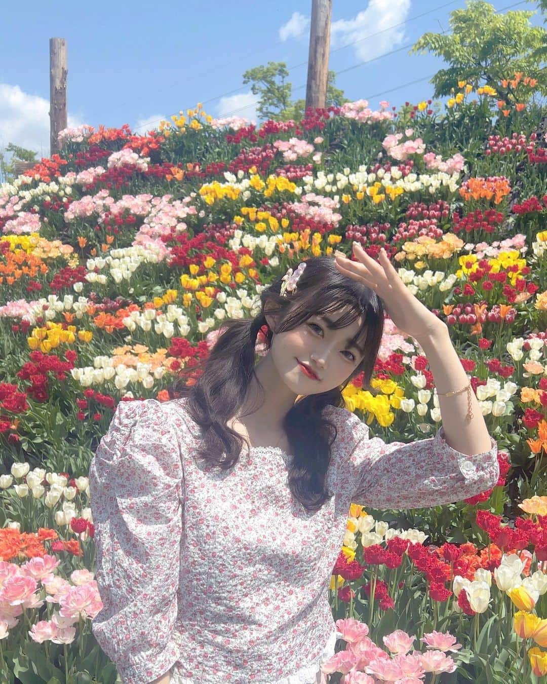 中井りかさんのインスタグラム写真 - (中井りかInstagram)「Recandyきてチューリップ見に行ってきたあ🌷💭  やっぱこのトップス かわいすぎる🥹♡ @opime__fuku は チューリップモチーフなので ピッタリ ❀ .。  #photooftheday #instagood #picoftheday #love #style  #ootd  #code #砺波チューリップ公園 #砺波チューリップフェア #チューリップ畑 #recandy #春コーデ　#お花見コーデ」5月10日 12時21分 - rika___n24x