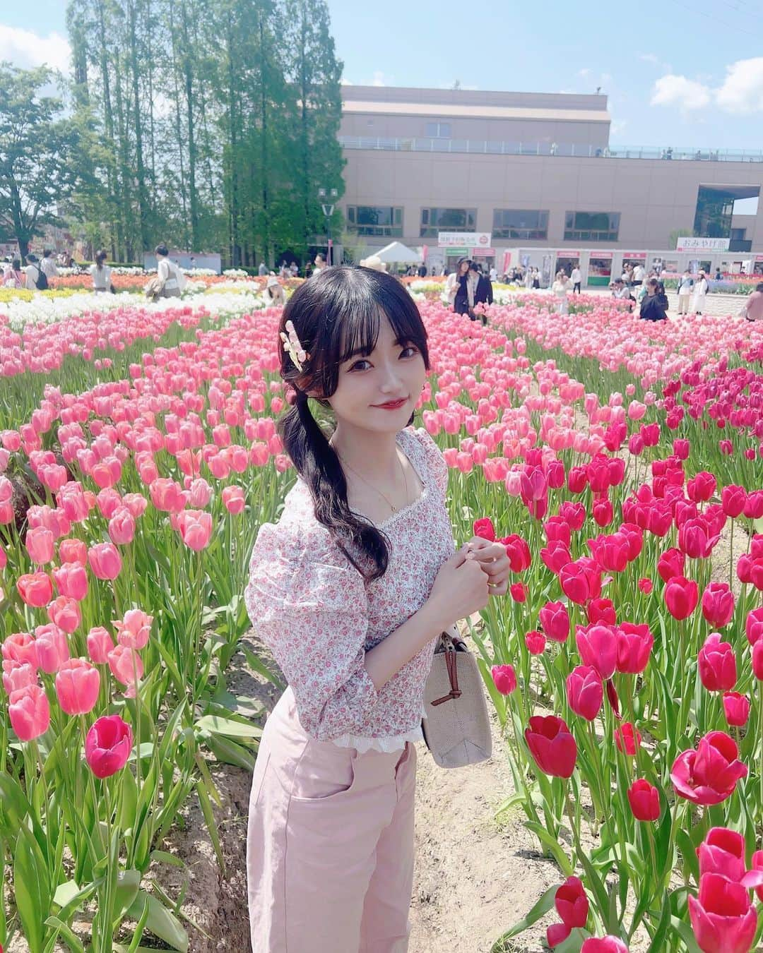 中井りかさんのインスタグラム写真 - (中井りかInstagram)「Recandyきてチューリップ見に行ってきたあ🌷💭  やっぱこのトップス かわいすぎる🥹♡ @opime__fuku は チューリップモチーフなので ピッタリ ❀ .。  #photooftheday #instagood #picoftheday #love #style  #ootd  #code #砺波チューリップ公園 #砺波チューリップフェア #チューリップ畑 #recandy #春コーデ　#お花見コーデ」5月10日 12時21分 - rika___n24x