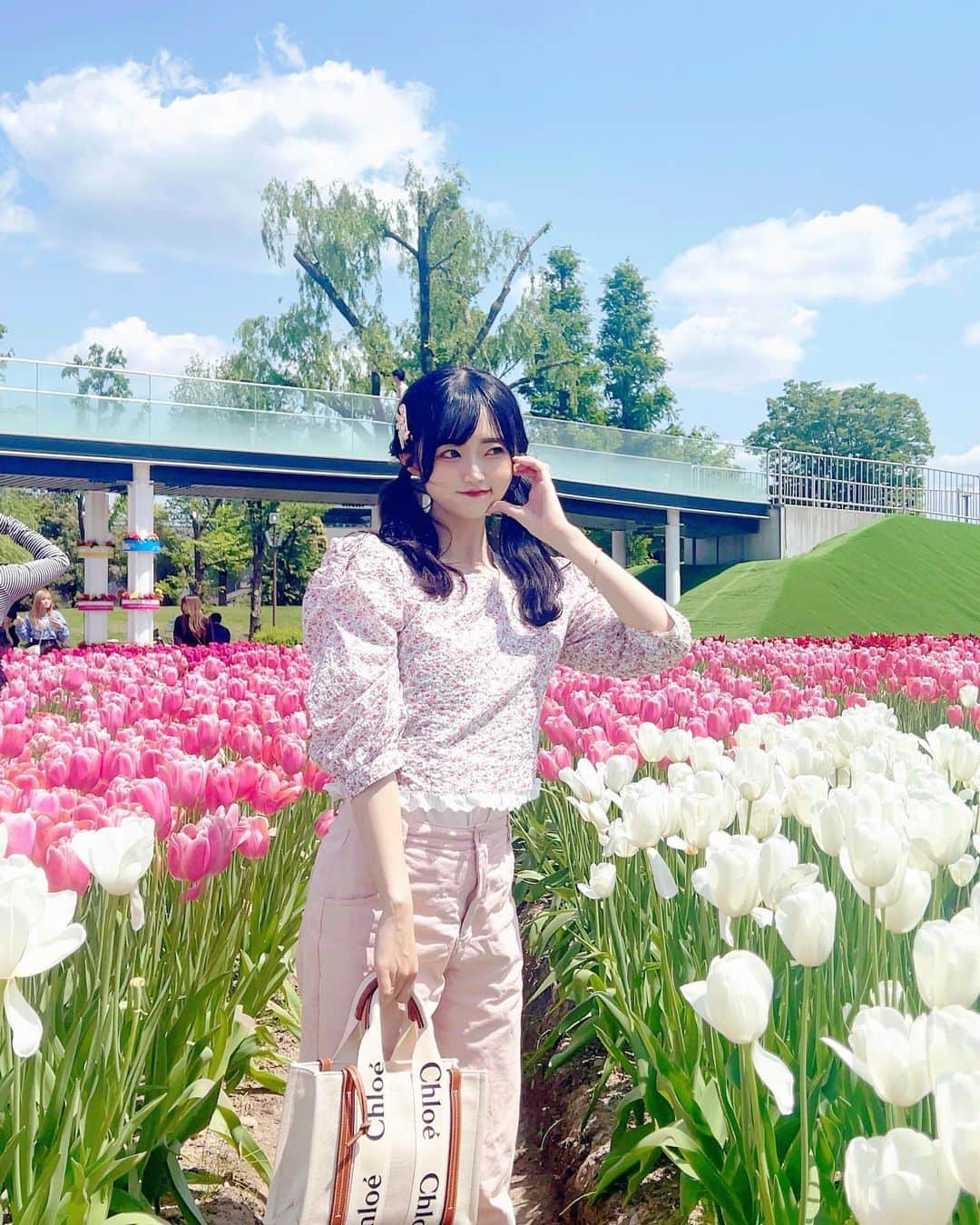 中井りかさんのインスタグラム写真 - (中井りかInstagram)「Recandyきてチューリップ見に行ってきたあ🌷💭  やっぱこのトップス かわいすぎる🥹♡ @opime__fuku は チューリップモチーフなので ピッタリ ❀ .。  #photooftheday #instagood #picoftheday #love #style  #ootd  #code #砺波チューリップ公園 #砺波チューリップフェア #チューリップ畑 #recandy #春コーデ　#お花見コーデ」5月10日 12時21分 - rika___n24x