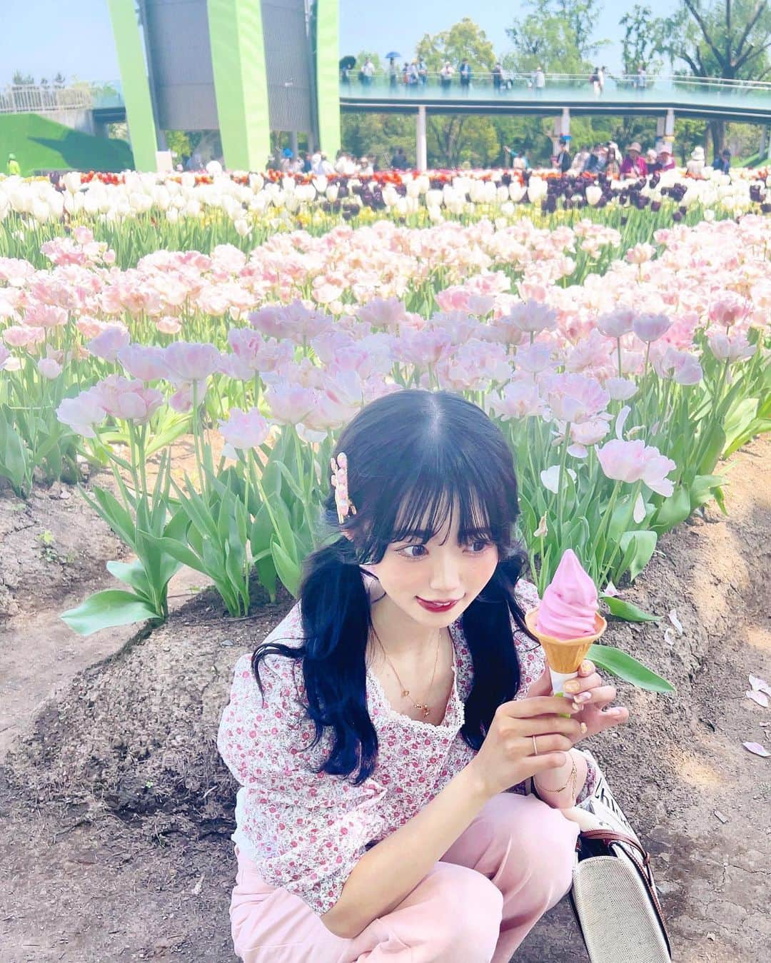 中井りかさんのインスタグラム写真 - (中井りかInstagram)「Recandyきてチューリップ見に行ってきたあ🌷💭  やっぱこのトップス かわいすぎる🥹♡ @opime__fuku は チューリップモチーフなので ピッタリ ❀ .。  #photooftheday #instagood #picoftheday #love #style  #ootd  #code #砺波チューリップ公園 #砺波チューリップフェア #チューリップ畑 #recandy #春コーデ　#お花見コーデ」5月10日 12時21分 - rika___n24x