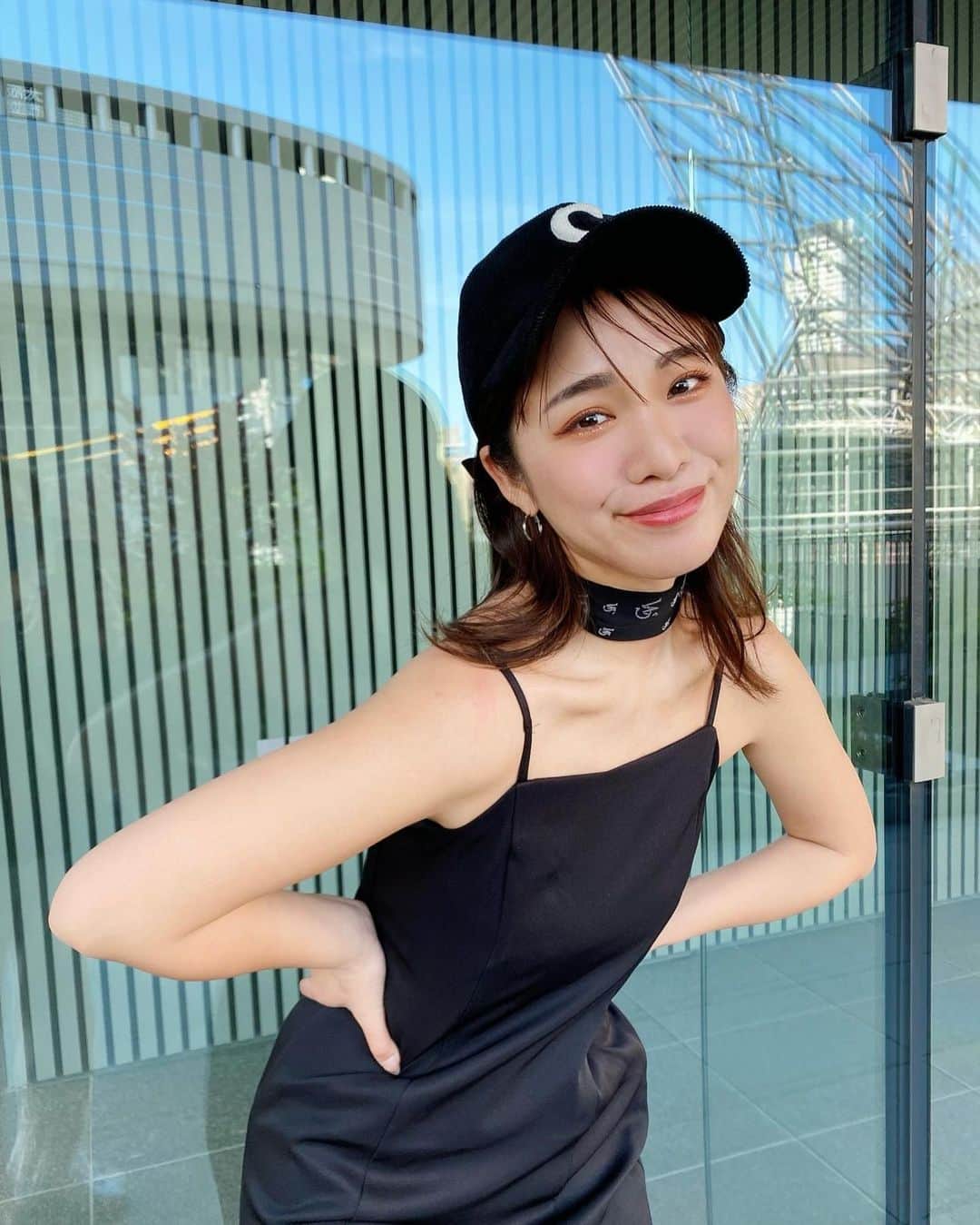 のインスタグラム：「ノーマルカメラへの道。 * 無加工、ナチュラル、アプリ使ってなさそう と言われますが がっつりULIKEなのよね ごめん🥺 各設定はほぼ全て0に近いけど 美肌加工を35くらいにしてる🥺 ノーマルカメラに耐えるには とにかく美肌と輪郭！！ みきちゃんを見てたらそう思う☺️✨ * * ということでもう少し待ってね！ 頑張ってるから！ ▶︎ @alu_osaka__ で🌿 今回でハーブピーリング7回目かな？ 輪郭ハイフが4回目！ どちらもペースはゆっくりでも かなり実感してきている🔥 やっぱりプロは違うし ALUはみきちゃんを筆頭に みんな美肌&小顔作りオタク！！ コスパもいいし出逢えてよかった💓 * * 余談やけど…💭 表紙のポージングはお母さんに トイレ我慢してるの？と言われたけど 二の腕が細くうつって 鎖骨もアピールできるからです🤫 * * * #美肌になりたい#すっぴん美肌#美肌レシピ#ハーブピーリング#hifu#小顔ハイフ#リフトアップ#クリスティーナ化粧品#まりなはんコーデ#キャップコーデ#ccap#zozogirl#zozotown#キャミワンピース#スカーフコーデ#チョーカー」
