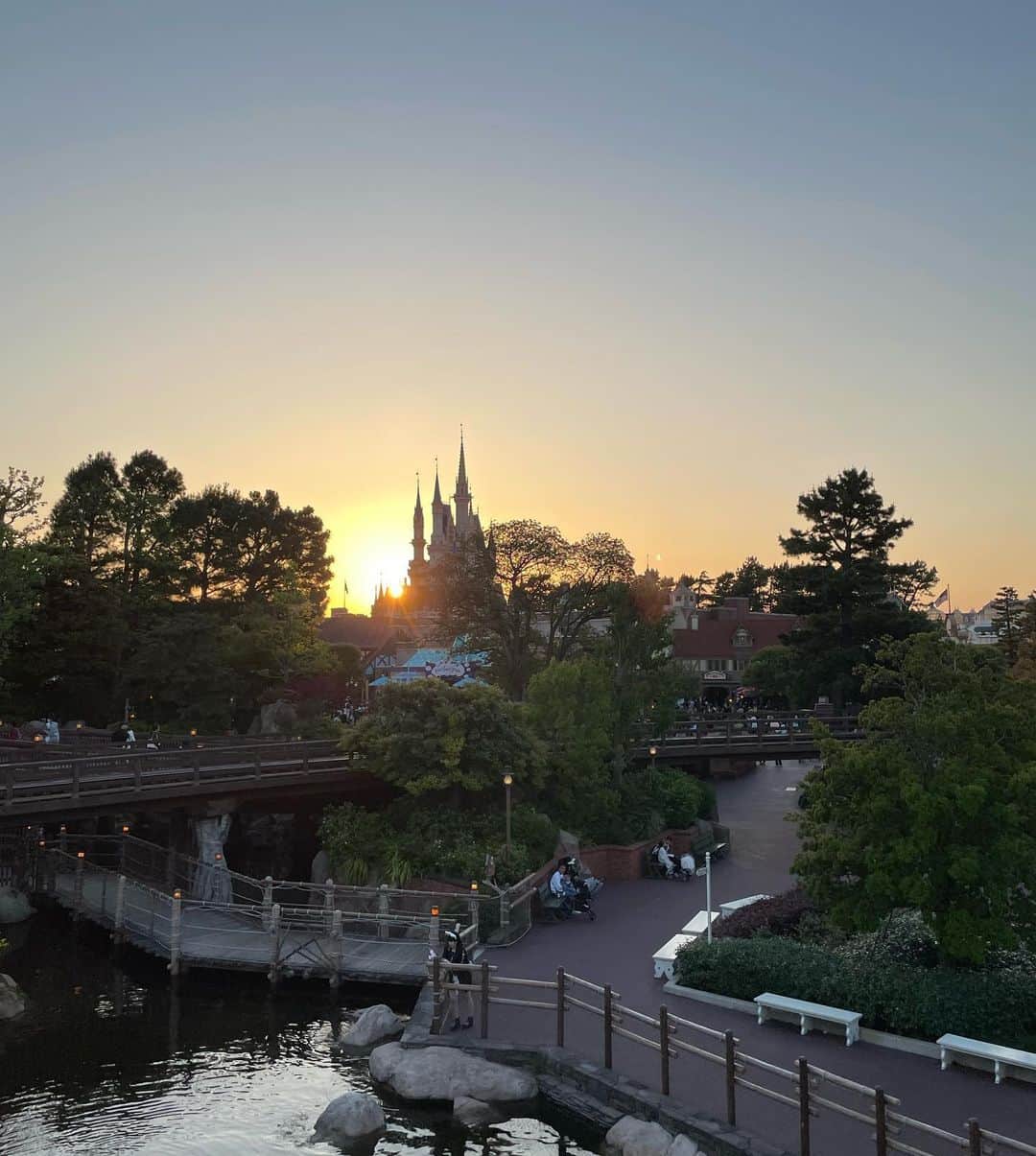 前田亜美さんのインスタグラム写真 - (前田亜美Instagram)「. . Disneyland……🧡💛🏰🩵‪💚. . . 行った気分になれそうな動画と写真をおすそ分け🫰🏻💗. . .  #ディズニーランド  #ディズニー  #ディズニー40周年」5月10日 12時14分 - ami___maeda0601