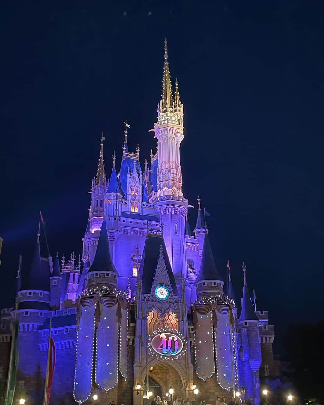 前田亜美のインスタグラム：「. . Disneyland……🧡💛🏰🩵‪💚. . . 行った気分になれそうな動画と写真をおすそ分け🫰🏻💗. . .  #ディズニーランド  #ディズニー  #ディズニー40周年」