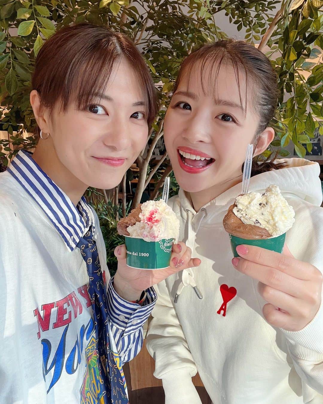 宮澤佐江のインスタグラム：「昨日はアイスクリームの日でした。😛 あーちゃんの好きな食べ物はチョコレートらしいです。あま〜い。 この間はココアにチョコレートソースとチョコチップを追加した激甘ドリンクを飲んでいました。あま〜い。 だけど性格はめっちゃサッパリしています！！！ぐっ。👍  同世代。見てたドラマに聴いてた音楽、 好きだったアイドルも一緒でした😂 とにかく可愛くて気持ちの良いひとです。好き〜〜！！！ ． #みそじーず #というダサダサユニット組みました #同世代サイクゥ〜 #shelovesme」