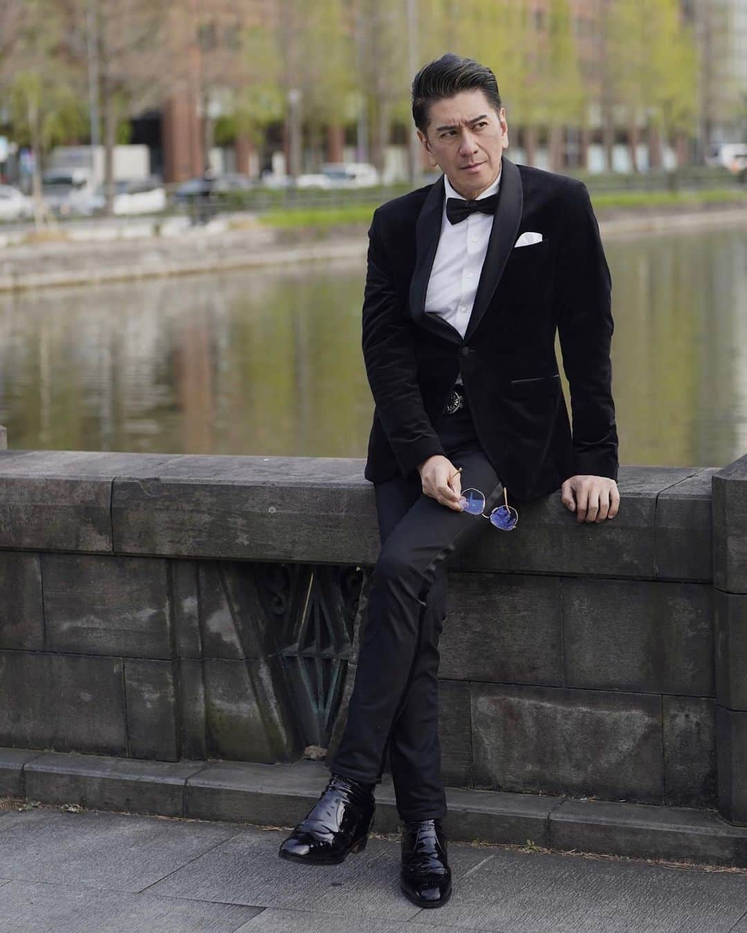 のインスタグラム：「カジュアルなタキシードコーデだよ🤵🏻‍♂️  シャツはソフトなワイシャツ👔 パンツはサイドにタキシードラインが入ったブラックデニム😊 カチッと見えるが案外カジュアルに楽しめる✨ デニムにTシャツにタキシードジャケットでもかなり大人のお洒落を楽しめるよ✨  #タキシード #rayban #ロッソネロ」