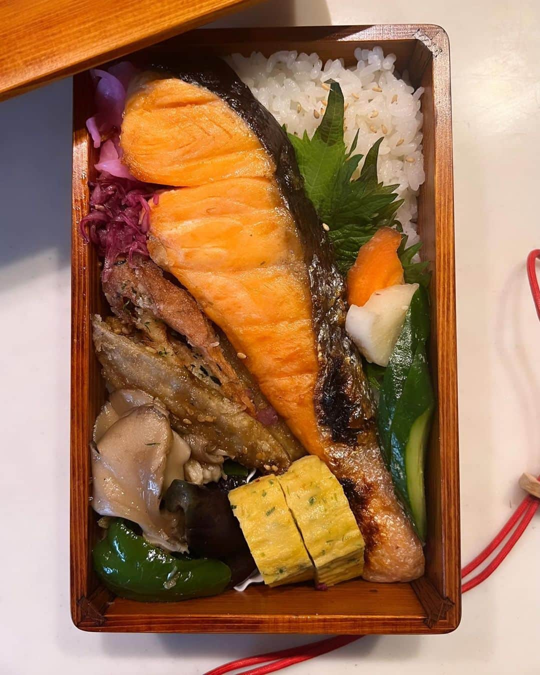 Rieのインスタグラム：「【兄弁】 　  好きなものを詰め込んで送り出す朝が楽しみなんだよ🥰  今日も好きなものだよ！見てー♡と 言うと、  開けるまで楽しみにしたいと いつも見ないようにしてるよね🥹✨  可愛いなぁと思ってさ🤭❤️  2段のお弁当箱から こちらにした。 見えないだけでたっぷり入った ご飯に漬物やおかずが染み込んでる感じが好きなんだとさ🤭  わかるぅ〜♫  投稿にも残してほしいとDMいただいてたのでキロク❤️  #お弁当#高校生#お弁当おかず #息子弁当」