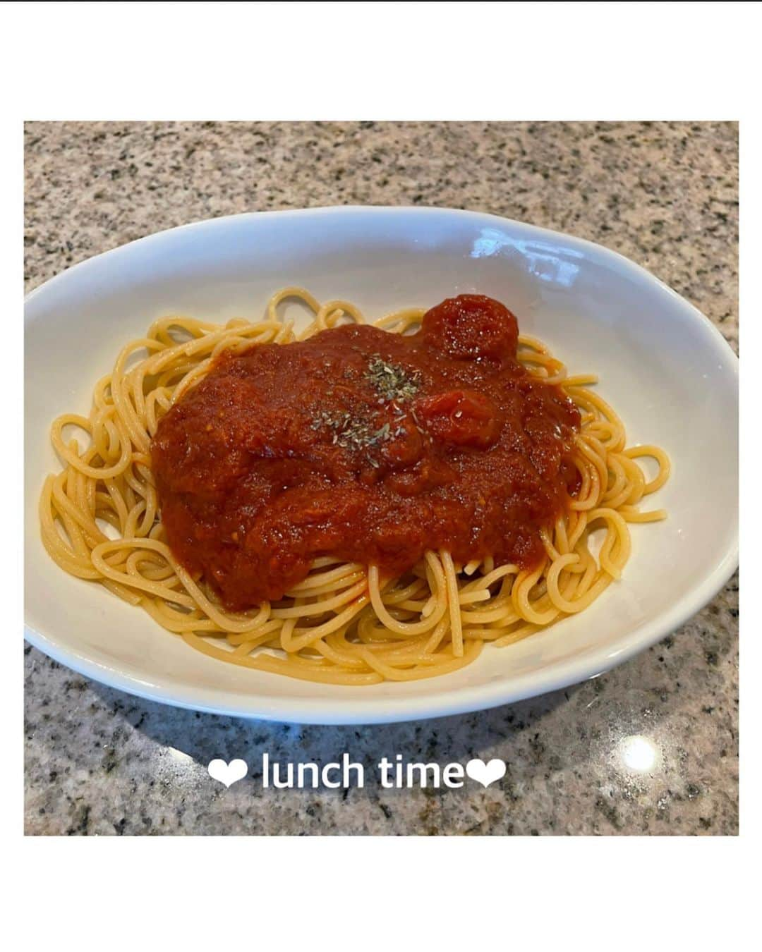 川村ひかるさんのインスタグラム写真 - (川村ひかるInstagram)「❤︎ 今日のlunchは… 大好きなグルテンフリーのZENBヌードル🫘  たっぷりトマトの無水ソース🍅 これね、めちゃ美味しい🥰 ソースまで完食‼︎  野菜の水分だけで作った無水製法 さらに動物性原材料不使用、添加物なしで身体にも優しいパスタソース🍝  レトルトのパスタソースは罪悪感あったけど、これは安心な原材料だよ😊😊  ストックしておかなきゃ🍝🤗  #zenb  #グルテンフリー  #身体に優しい」5月10日 12時32分 - hikaru.kawamura