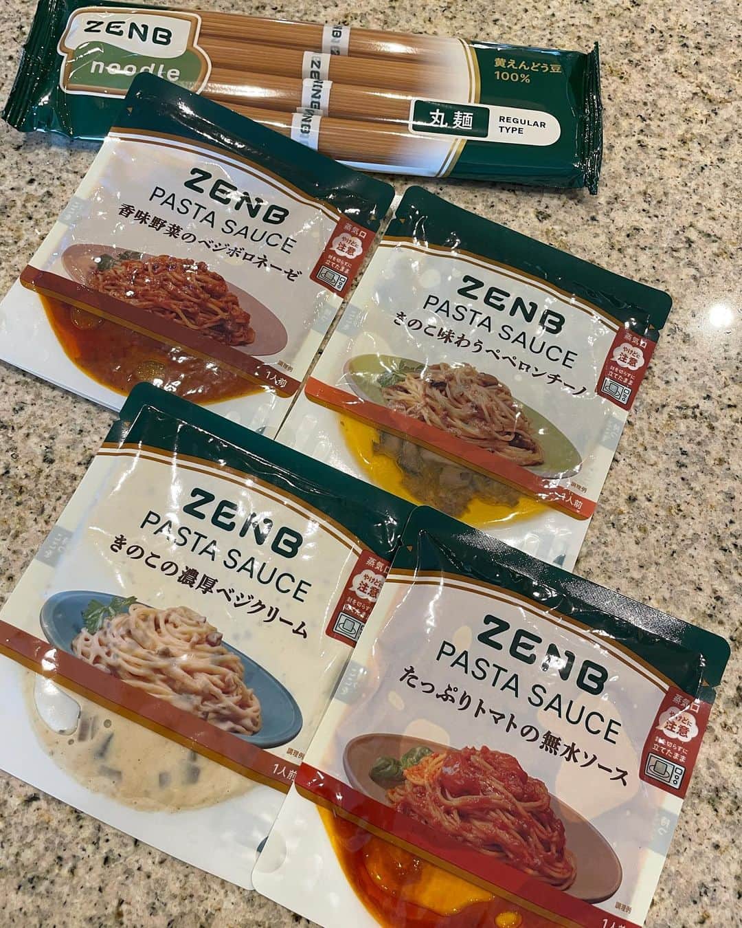 川村ひかるのインスタグラム：「❤︎ 今日のlunchは… 大好きなグルテンフリーのZENBヌードル🫘  たっぷりトマトの無水ソース🍅 これね、めちゃ美味しい🥰 ソースまで完食‼︎  野菜の水分だけで作った無水製法 さらに動物性原材料不使用、添加物なしで身体にも優しいパスタソース🍝  レトルトのパスタソースは罪悪感あったけど、これは安心な原材料だよ😊😊  ストックしておかなきゃ🍝🤗  #zenb  #グルテンフリー  #身体に優しい」