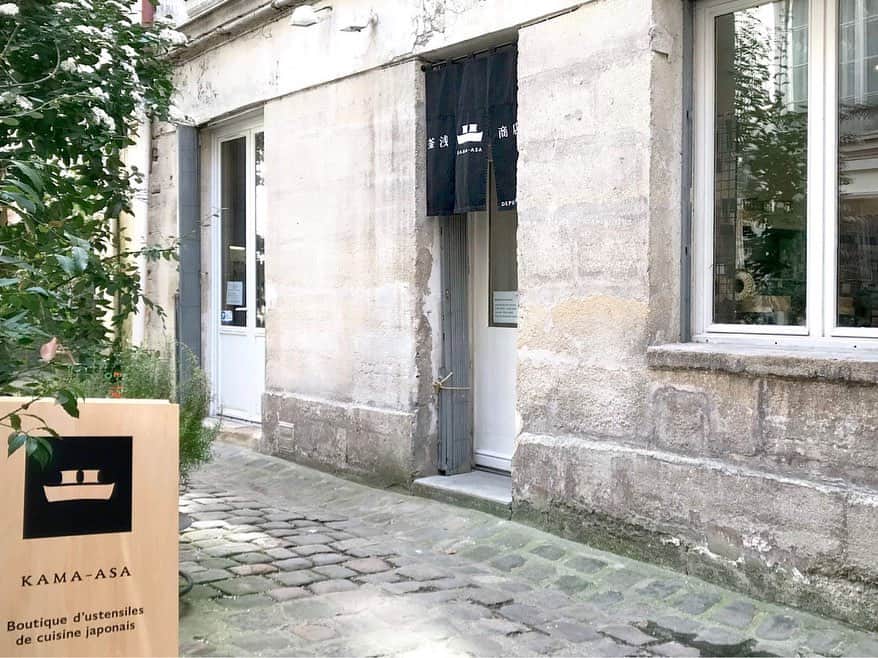 真藤舞衣子のインスタグラム：「久しぶりにパリ🇫🇷へいきます！ なんと5月26日に釜浅商店PARIS5周年記念イベントにて、ひよこ豆味噌作りワークショップ行います。  パリで簡単に手に入る材料でお味噌を作り、野田琺瑯に入れてお持ち帰りできるスペシャルなワークショップですのでぜひパリ在住のみなさま、ご参加くださいませー！！！  Vendredi 26 MAI 2023 11:00-12:30/14:30-16:00 à KAMA-ASA, Tarif: 96€TTC  Etes-vous intéressé à faire votre propre miso ? Les ateliers seront animés par Maïko SHINDO, qui a publié plusieurs livres de cuisine sur les aliments fermentés au Japon. Place limité à 5 personnes parssion. Les ustensiles et ingrédients sont compris. Inscrivez sur contact@kama-asa.fr ou demandez directement en boutique sur place ou par téléphone; 01 75 42 91 09  #マイマイPARIS #PARIS #釜浅商店パリ店」