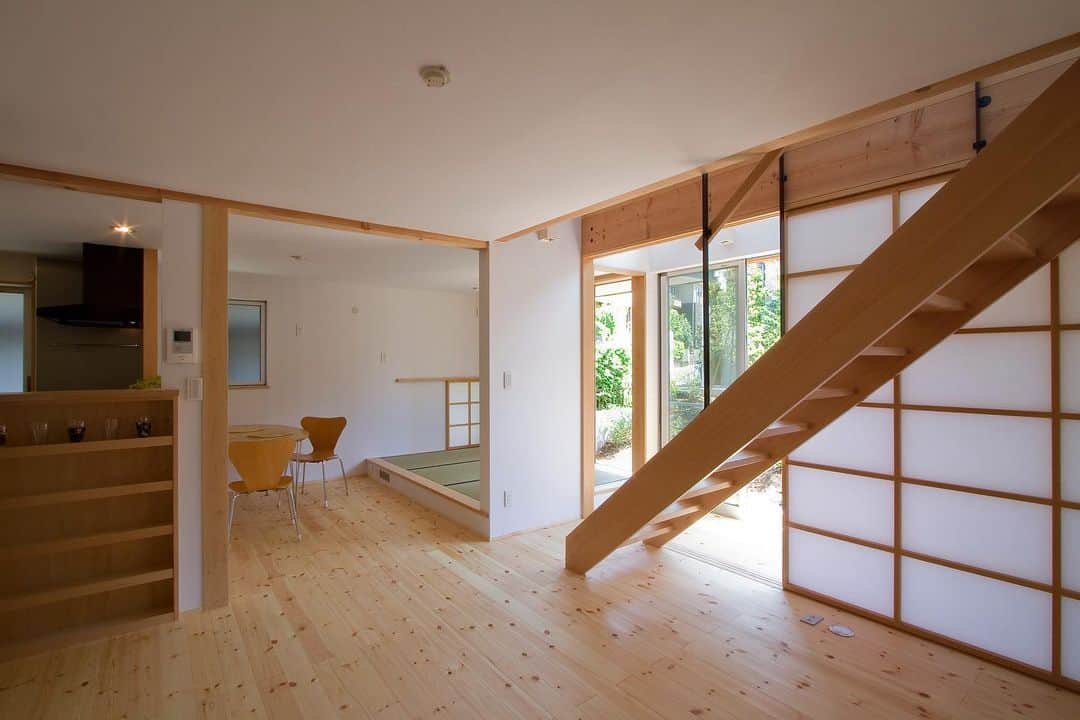 岡庭建設株式会社さんのインスタグラム写真 - (岡庭建設株式会社Instagram)「.   階段を中心とした 回遊性のある間取り...🚶‍♂️  部屋中まわれる動線があることで より空間にゆとりを感じられることができます✨  ･････････････････････････････････   《みんなでつくるいえ、みんなでまもるいえ。》  #東京都 #西東京市 の地域工務店、岡庭建設です。  資料請求・お問い合わせ先は プロフィールのURLからどうぞ📩 ▶︎ @okaniwastyle   施工事例や住まい手さまの暮らしぶりが見れます📷 ▶︎ #岡庭建設 #okaniwastyle   リノベーションのご相談はこちら🏠 ▶︎ @okaniwa_reform_koubou   ･････････････････････････････････   #注文住宅 #分譲住宅 #家づくり#大工 #職人  #パッシブデザイン #自然素材の家 #無垢材  #木の家 #木造住宅 #自然素材 #無垢床  #新築注文住宅 #新築一戸建て #マイホーム計画  #施工事例 #シンプルな暮らし #シンプルな家づくり  #木のある暮らし#自然と暮らす   #土地探しからの注文住宅  #工務店で建てる家 #工務店選び   #階段 #障子 #間取り」5月10日 12時47分 - okaniwastyle