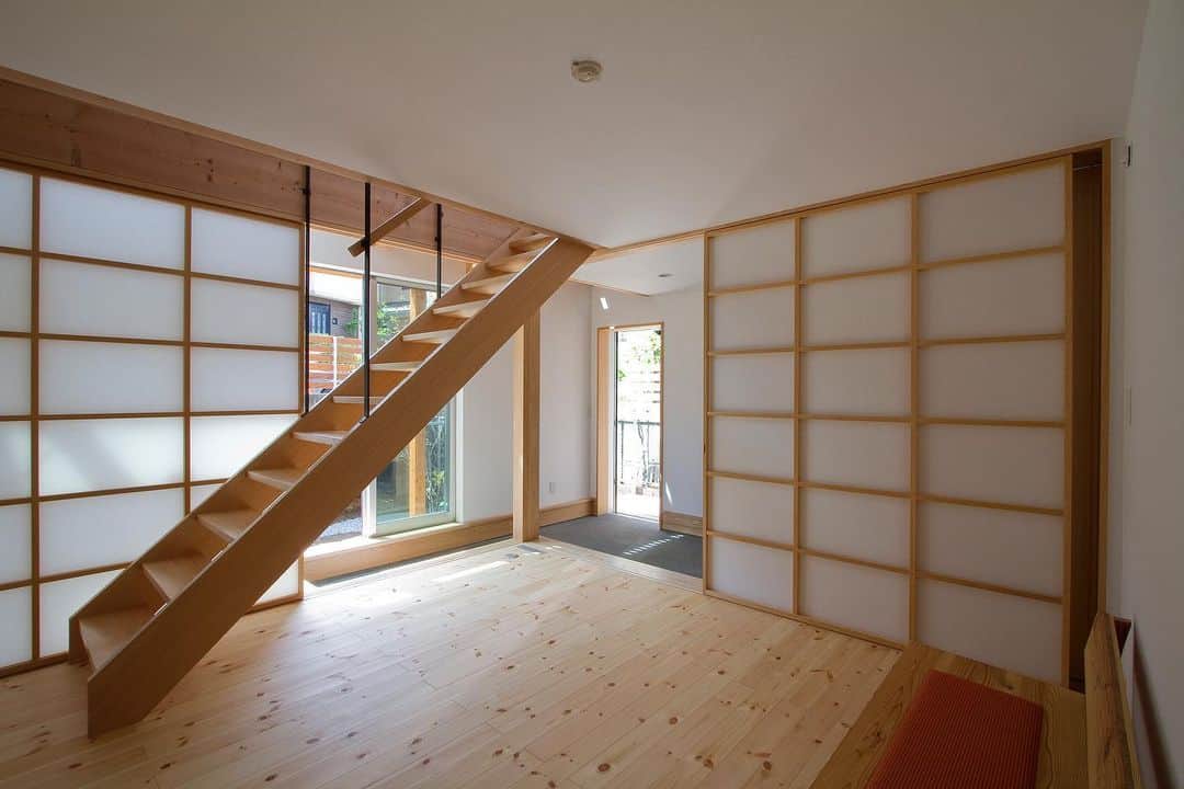 岡庭建設株式会社さんのインスタグラム写真 - (岡庭建設株式会社Instagram)「.   階段を中心とした 回遊性のある間取り...🚶‍♂️  部屋中まわれる動線があることで より空間にゆとりを感じられることができます✨  ･････････････････････････････････   《みんなでつくるいえ、みんなでまもるいえ。》  #東京都 #西東京市 の地域工務店、岡庭建設です。  資料請求・お問い合わせ先は プロフィールのURLからどうぞ📩 ▶︎ @okaniwastyle   施工事例や住まい手さまの暮らしぶりが見れます📷 ▶︎ #岡庭建設 #okaniwastyle   リノベーションのご相談はこちら🏠 ▶︎ @okaniwa_reform_koubou   ･････････････････････････････････   #注文住宅 #分譲住宅 #家づくり#大工 #職人  #パッシブデザイン #自然素材の家 #無垢材  #木の家 #木造住宅 #自然素材 #無垢床  #新築注文住宅 #新築一戸建て #マイホーム計画  #施工事例 #シンプルな暮らし #シンプルな家づくり  #木のある暮らし#自然と暮らす   #土地探しからの注文住宅  #工務店で建てる家 #工務店選び   #階段 #障子 #間取り」5月10日 12時47分 - okaniwastyle
