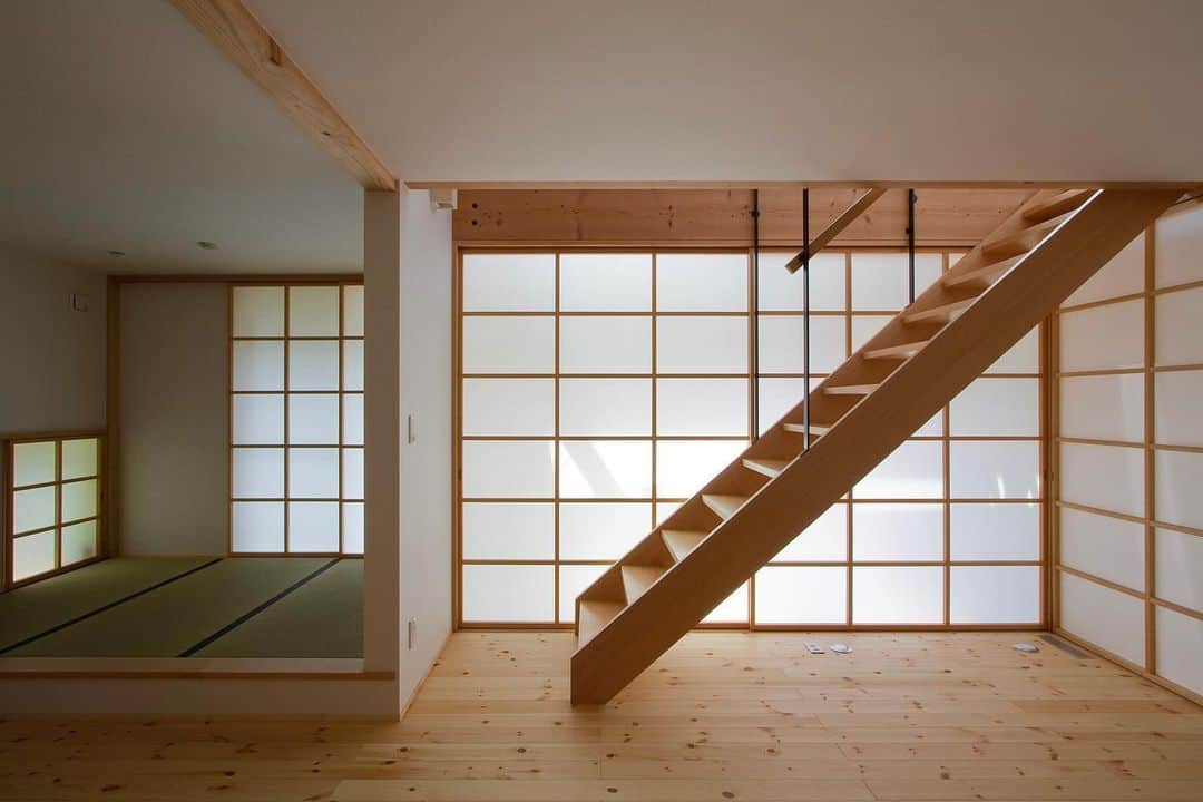 岡庭建設株式会社のインスタグラム：「.   階段を中心とした 回遊性のある間取り...🚶‍♂️  部屋中まわれる動線があることで より空間にゆとりを感じられることができます✨  ･････････････････････････････････   《みんなでつくるいえ、みんなでまもるいえ。》  #東京都 #西東京市 の地域工務店、岡庭建設です。  資料請求・お問い合わせ先は プロフィールのURLからどうぞ📩 ▶︎ @okaniwastyle   施工事例や住まい手さまの暮らしぶりが見れます📷 ▶︎ #岡庭建設 #okaniwastyle   リノベーションのご相談はこちら🏠 ▶︎ @okaniwa_reform_koubou   ･････････････････････････････････   #注文住宅 #分譲住宅 #家づくり#大工 #職人  #パッシブデザイン #自然素材の家 #無垢材  #木の家 #木造住宅 #自然素材 #無垢床  #新築注文住宅 #新築一戸建て #マイホーム計画  #施工事例 #シンプルな暮らし #シンプルな家づくり  #木のある暮らし#自然と暮らす   #土地探しからの注文住宅  #工務店で建てる家 #工務店選び   #階段 #障子 #間取り」