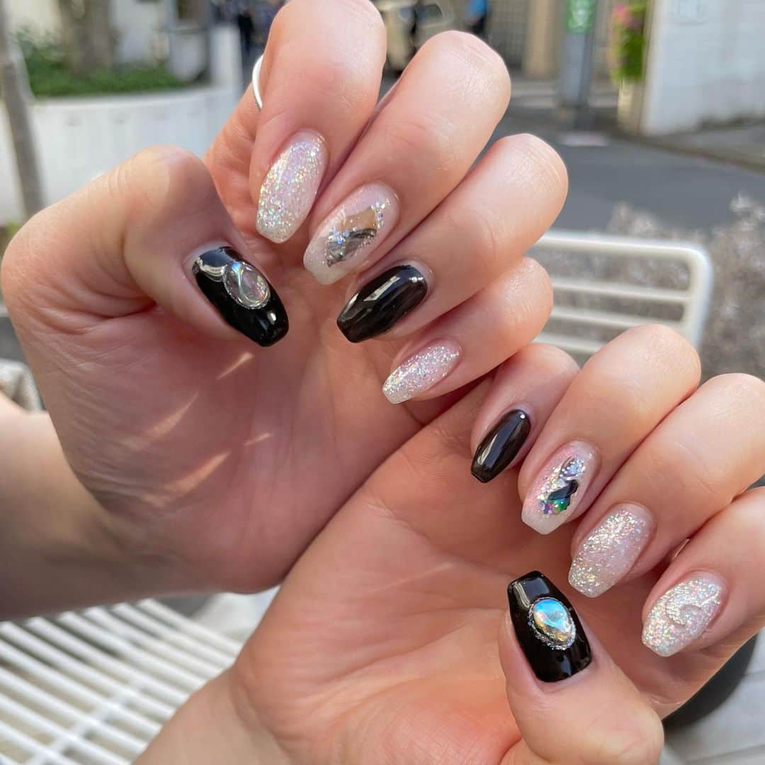 佐久間采那さんのインスタグラム写真 - (佐久間采那Instagram)「.  🤍🖤  #naildesign #blacknails #blacknails💅 #monotonenails #whitenails #whitenails💅 #moodnails #instanails #instadaily #instanice #ネイルデザイン #黒ネイル #黒ネイルデザイン #白ネイル #白ネイルデザイン #モノトーンネイル #白黒ネイル #ブラックネイル #キラキラネイルデザイン #ラメネイル #グリッターネイル #スクエアネイル」5月10日 12時47分 - sakuma_ayana