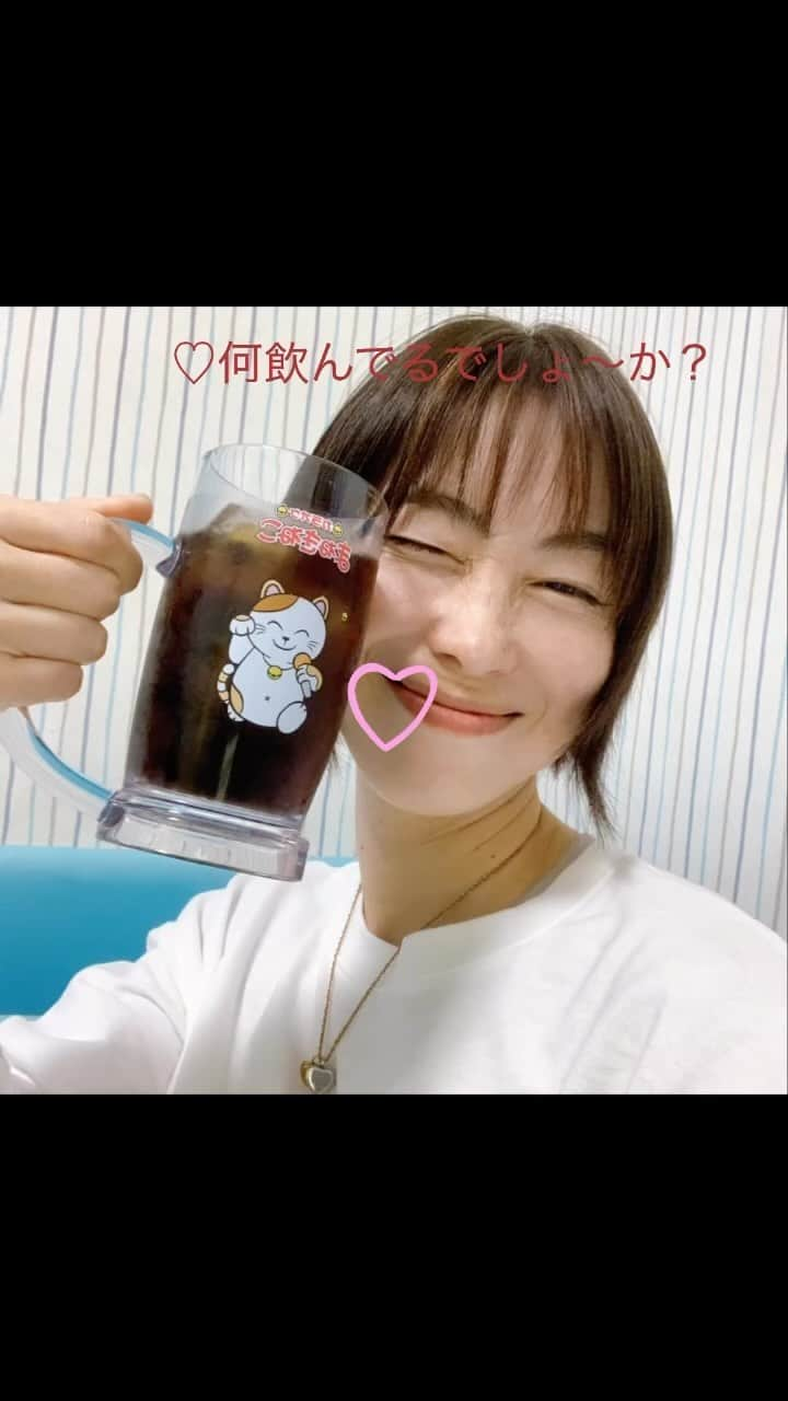 佐藤康恵のインスタグラム：「なんだか、急に飲みたくなる♡ さあて、何飲んでるでしょ〜か😉  歌🎵『Sunshine hours』Yasue Sato.  🌟YouTube🌟 Yasue Sato Music⬇️ 「ヘテロパナックス」 https://youtu.be/K9mhIFdyCuw 2022年10月26日（水）リリース！ 配信/販売リンク： https://big-up.style/40iRjkPYBq モデル/女優の佐藤康恵が２年ぶりに配信シングル第3弾「ヘテロパナックス」をデジタルリリース。　女優としても新たなステージに立つ佐藤康恵の新曲は、彼女の新たな幕開けとなるエレクトロサウンド。一目惚れが花言葉の「ヘテロパナックス」のように、希望に満ちあふれた楽曲に仕上がっている。MV制作はシロタコウジが担当。  佐藤康恵のYouTubeチャンネル 『佐藤康恵のなちゅライフ♡♪』はこちら⬇️ https://youtube.com/channel/UC0CBTq9URDeZqorxja02TAw よろしくお願いしなちゅ💋  #子育て康恵ママ #自然　#飯能　#ムーミンのいる街　#摩訶不思議　#sweetsweet #yasuesatomusic #youtuber #yasuesato #佐藤康恵 #actress #ウルトラマン #アクション #japanesegirl #singer #model #ysluxury #smile #garo #jyabi #邪美 #daikanyama #日本の女優」