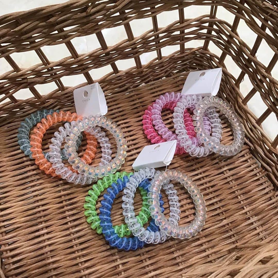 3COINS lN LUMINEのインスタグラム：「こんにちは🌷  3COINSルミネ大宮店です！  アクセサリーの新商品が入荷致しました🌞  ☑︎4Pカラーコイルポニー (MTOR,YEBL,PKPU)  アクセサリー各種　300円(税込330円)  これからの季節に大活躍なカラフルなコイルポニーが入荷致しました🌈  他にも新商品多数入荷致しております💡  ぜひこの機会にご覧ください！  ご来店お待ちしております🪷  店舗により入荷日・在庫状況が異なります。 お気軽にお近くの店舗までお問い合わせください。 ※3COINS＋plus那覇メインプレイス店 3COINS＋plus沖縄パルコシティ店 3COINS＋plusイオンモール沖縄ライカム店は、木曜日発売です。  #3COINS#3COINS新商品#スリコ #スリコ新商品 #アクセサリー販売 #ルミネ大宮」