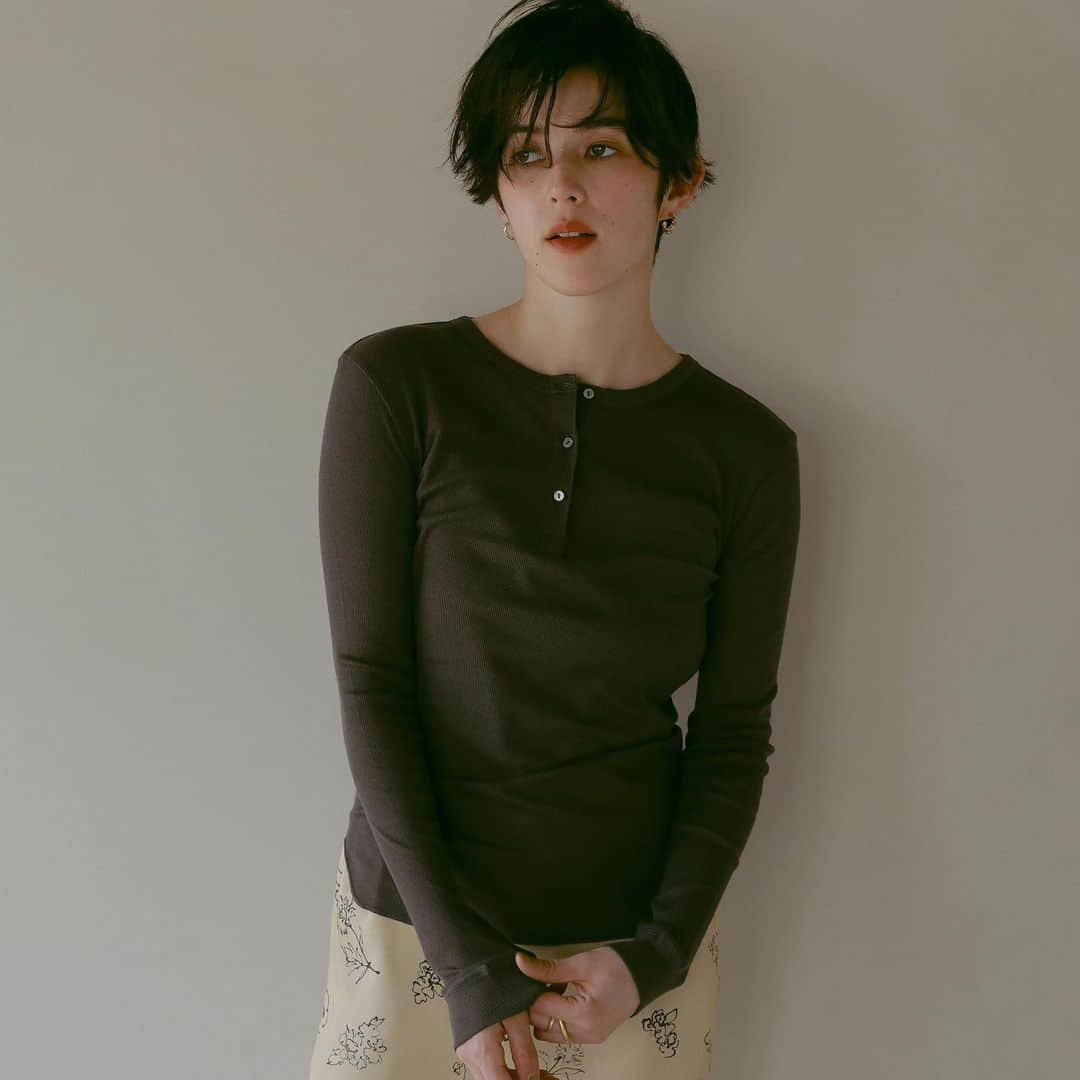 ETRÉ TOKYOさんのインスタグラム写真 - (ETRÉ TOKYOInstagram)「. New Arrival 5/11(木)19:00-  #etreエアリーテレコヘンリーネックトップス  Beige / Charcoal / Navy  新作アイテムをオンラインストアにて先行公開中 プロフィールTOPのURLよりご覧ください  #etretokyo #etre #etretokyostore #newarrival #2023etress #エトレトウキョウ #エトレ #新作発売 #ヘンリーネックトップス #カジュアル #カジュアルコーデ」5月10日 12時50分 - etretokyo