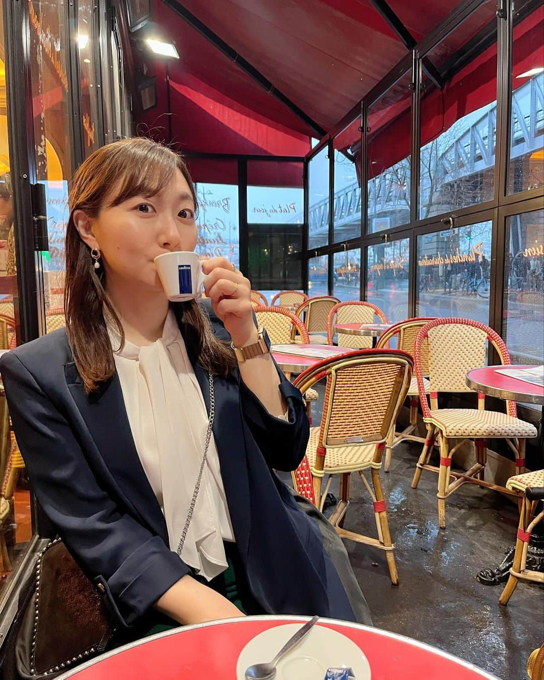 佐竹明咲美さんのインスタグラム写真 - (佐竹明咲美Instagram)「. ちょっと憧れてたテラスのカフェ☕️  フランスでコーヒーを注文すると エスプレッソが出てきて文化の違いを実感！ 元々コーヒー好きなので、 日本に戻ってきてからも結構飲むようになりました☺️  となりの若い女性2人は エスプレッソ片手に女子トーク💛 休みなく話せるのは 日本もフランスもかわらないのかも🤭  このあとザッと降った雨も上がり セーヌ川クルーズへ⛴️✨  続く...  #パリ　#フランス #フランス旅行　#海外旅行 #Paris #france #trip #✈️  #eiffelcafe #15区  #思い出投稿」5月10日 12時58分 - asami_satake