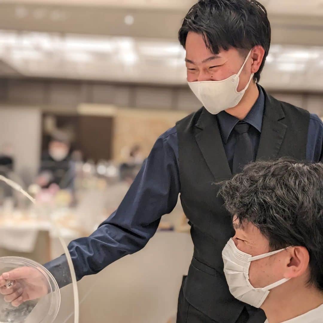 東京ウェディングカレッジさんのインスタグラム写真 - (東京ウェディングカレッジInstagram)「ウェディングプランナー科  1年生が行う『模擬挙式・披露宴』の様子です。みんないい顔してますね😊 表情や立ち振舞は1年生には見えませんね。頼もしい✨  『模擬挙式・披露宴』は産学連携授業として、授業、打ち合わせ、準備、当日運営まで企業の方と一緒に時間をかけて創り上げます。結婚式をどうやって創るのか、体験しながら学ぶことができます!  クラスメイトや企業の皆さんと共に過ごした時間があるからこそ、かけがえのない1日になるんですね◎  今年度も1月に実施します。1年生の皆さんこれからの成長を楽しみにしています＼(^o^)／先輩に追いつけ＆追い越せ☆  #ウェディングプランナー #結婚式 #ブライダル専門学校」5月10日 12時59分 - weddingcollege