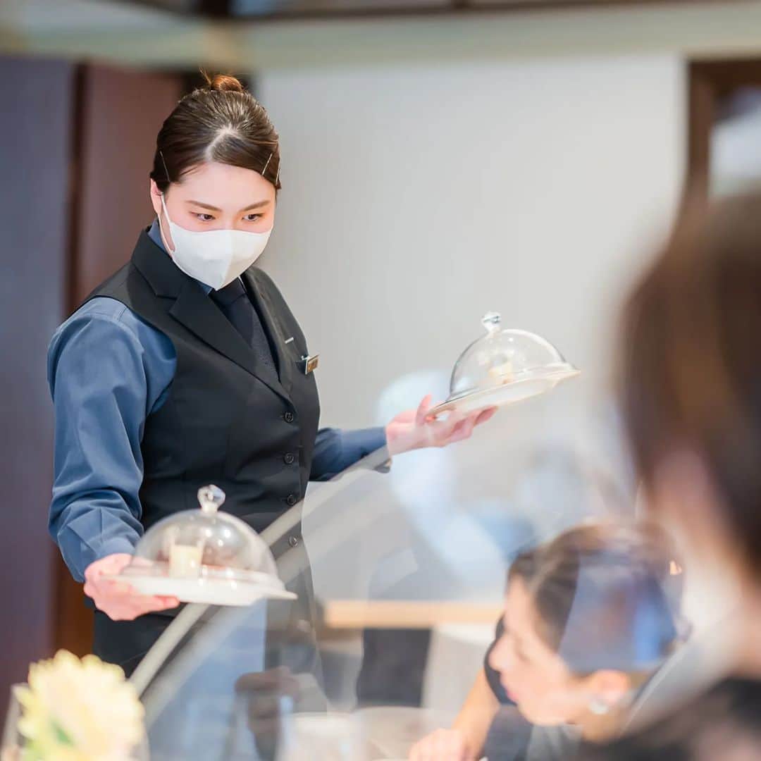 東京ウェディングカレッジさんのインスタグラム写真 - (東京ウェディングカレッジInstagram)「ウェディングプランナー科  1年生が行う『模擬挙式・披露宴』の様子です。みんないい顔してますね😊 表情や立ち振舞は1年生には見えませんね。頼もしい✨  『模擬挙式・披露宴』は産学連携授業として、授業、打ち合わせ、準備、当日運営まで企業の方と一緒に時間をかけて創り上げます。結婚式をどうやって創るのか、体験しながら学ぶことができます!  クラスメイトや企業の皆さんと共に過ごした時間があるからこそ、かけがえのない1日になるんですね◎  今年度も1月に実施します。1年生の皆さんこれからの成長を楽しみにしています＼(^o^)／先輩に追いつけ＆追い越せ☆  #ウェディングプランナー #結婚式 #ブライダル専門学校」5月10日 12時59分 - weddingcollege