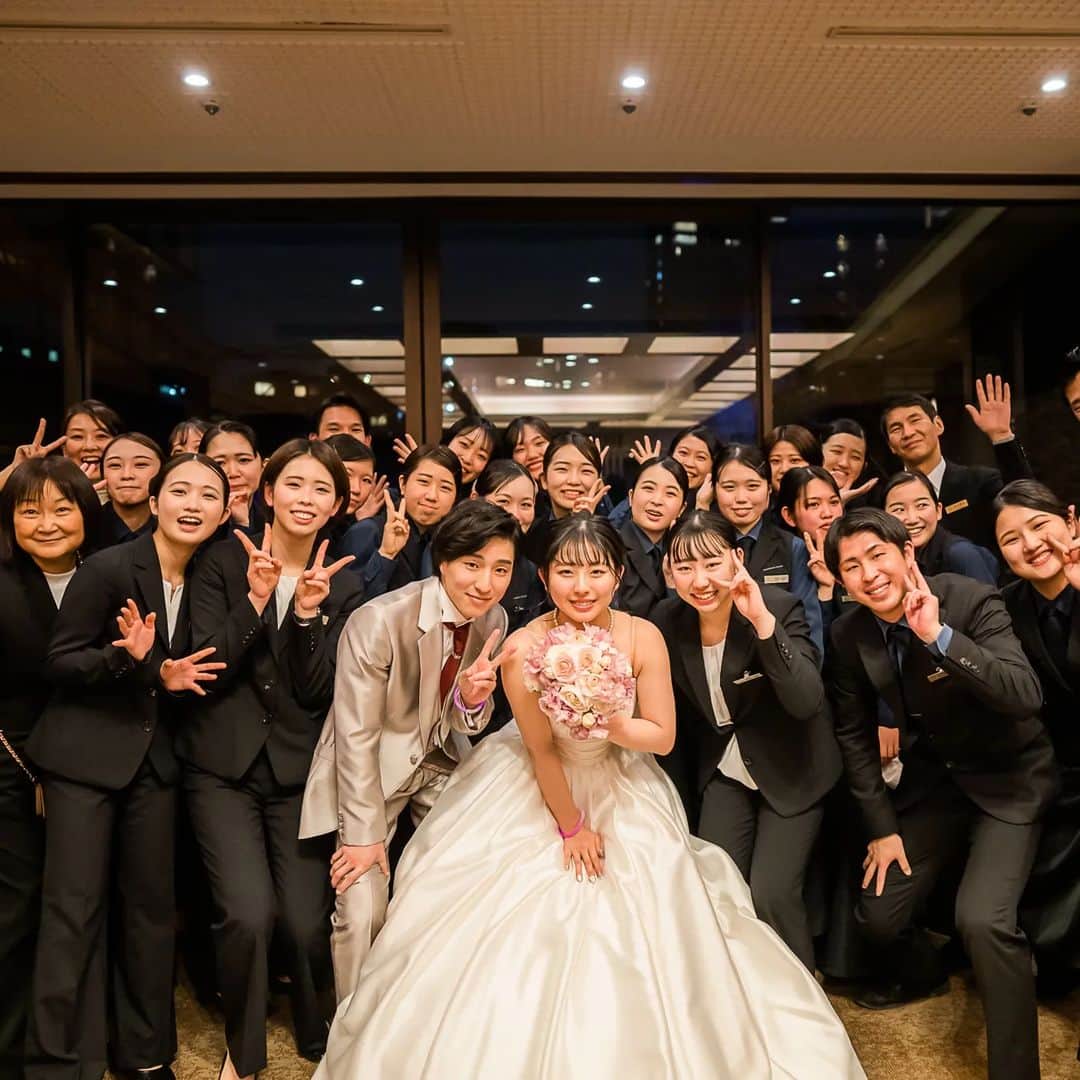 東京ウェディングカレッジさんのインスタグラム写真 - (東京ウェディングカレッジInstagram)「ウェディングプランナー科  1年生が行う『模擬挙式・披露宴』の様子です。みんないい顔してますね😊 表情や立ち振舞は1年生には見えませんね。頼もしい✨  『模擬挙式・披露宴』は産学連携授業として、授業、打ち合わせ、準備、当日運営まで企業の方と一緒に時間をかけて創り上げます。結婚式をどうやって創るのか、体験しながら学ぶことができます!  クラスメイトや企業の皆さんと共に過ごした時間があるからこそ、かけがえのない1日になるんですね◎  今年度も1月に実施します。1年生の皆さんこれからの成長を楽しみにしています＼(^o^)／先輩に追いつけ＆追い越せ☆  #ウェディングプランナー #結婚式 #ブライダル専門学校」5月10日 12時59分 - weddingcollege