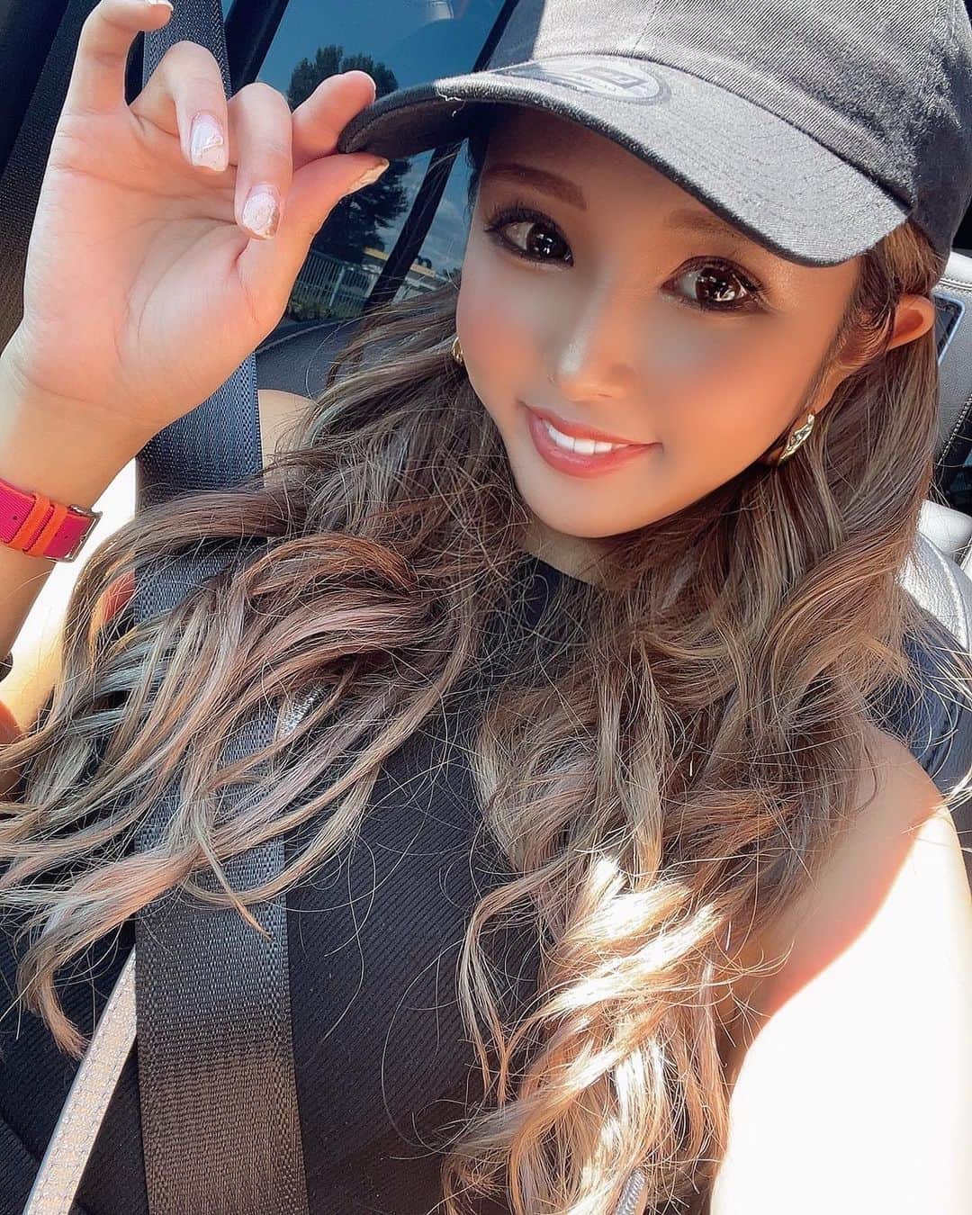 藤咲ひなたのインスタグラム：「やっぱり髪ロングで肌黒い方が自分的に似合ってる気がする🥹🥹  まあただめっちゃギャルだよなあ。。笑  黒いのと白いのどっちが好み？🥺🌼  #ラピュタ #キャバ嬢 #キャバクラ #北海道 #札幌 #すすきの #美女 #美人 #美容 #ラウンジ #ガールズバー #tiktok #reels #美脚 #キャバ #かわいい女の子 #さっぽろ #ニュークラ嬢 #ポケパラ #ナイツ #ニュークラ #すすきのグルメ #札幌観光 #likeforlike #follow4follow #ドレス #シャンパン #キレイ #黒ギャル #白ギャル」