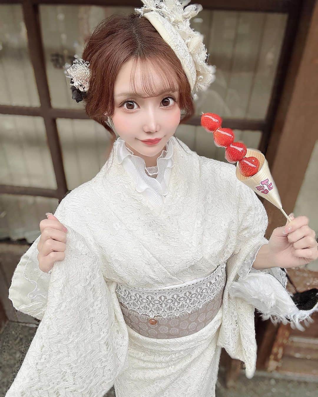 のインスタグラム：「いちごあめ🍓  #京都 #京都旅行 #レース着物 #八坂庚申堂 #名古屋 #錦 #錦3 #salondegold  #サロンドゴールド  #キャバクラ #いいね #instalike #맞팔　#좋아요」