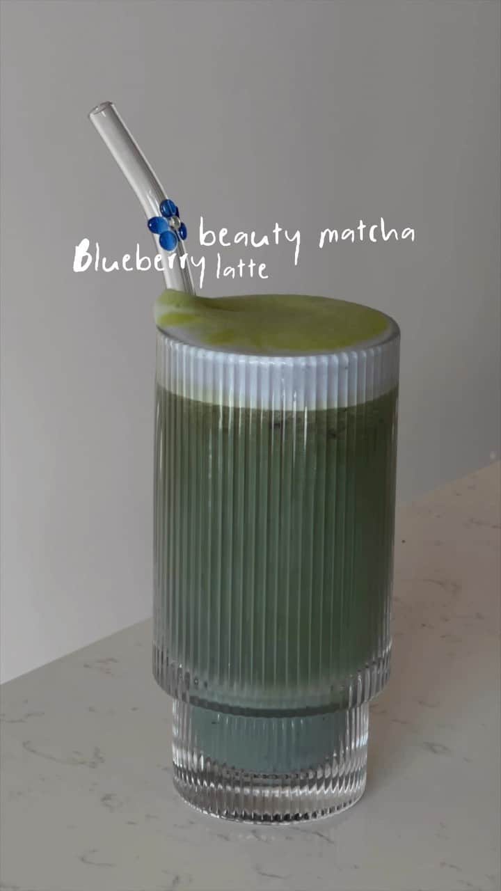 SONYA ESMANのインスタグラム：「Have you ever tried a blueberry oat milk matcha latte? Because if you haven’t, prepare to be a changed person. Homemade (or store-bought) blueberry jam whizzed with oat milk, poured over matcha tea and fun blueberry ice cubes. This summery iced latte is creamy, perfectly sweet and ice cold. Great for sipping for breakfast, midday or even dessert!  @kromawellness beauty matcha latte is my personal favorite matcha, not only for the quality of the matcha they use (most grocery store matcha hasn’t been great in my experience) but all the other beneficial ingredients in it. You can find it at @fromthelobby :)   🫐 Iced Blueberry Matcha Latte  1-1.5 tbsp kroma matcha 1/4 cup warm (not boiling!) water 1/2 tsp sweetener of choice (stevia, monk fruit, etc) 1/2 cup oat milk fun blueberry ice cubes (swirl some jam into them)  I hope you love it as much as I do 🥺🤍   #matchalatte #blueberrymatcha #icedlatte #matcharecipes」